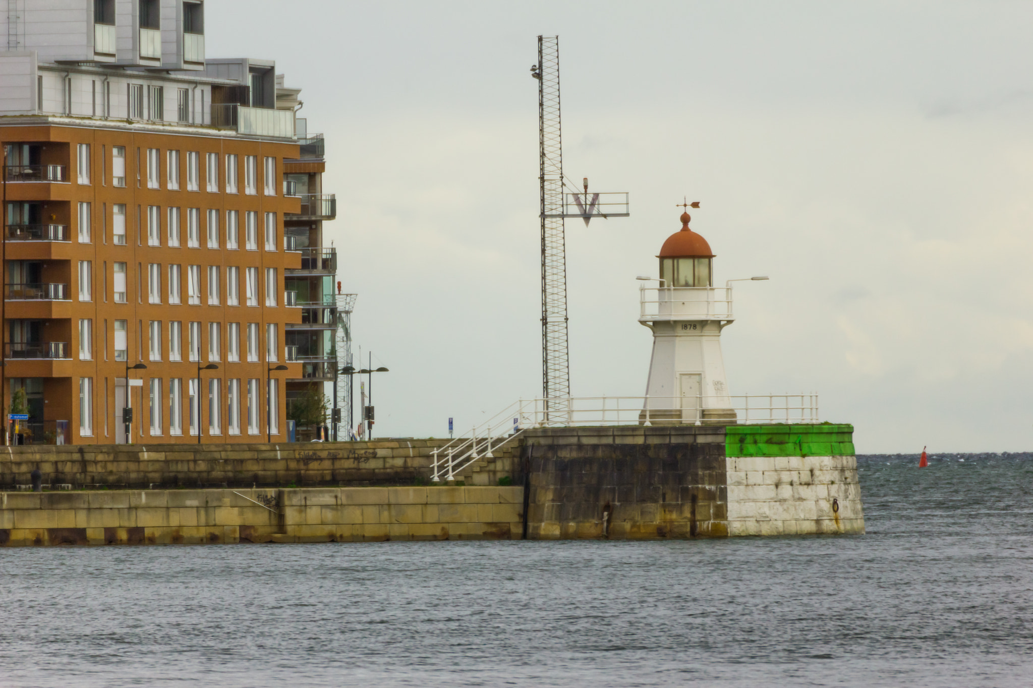 Canon EOS 550D (EOS Rebel T2i / EOS Kiss X4) sample photo. Sweden-malmo-hamn lighthouse photography