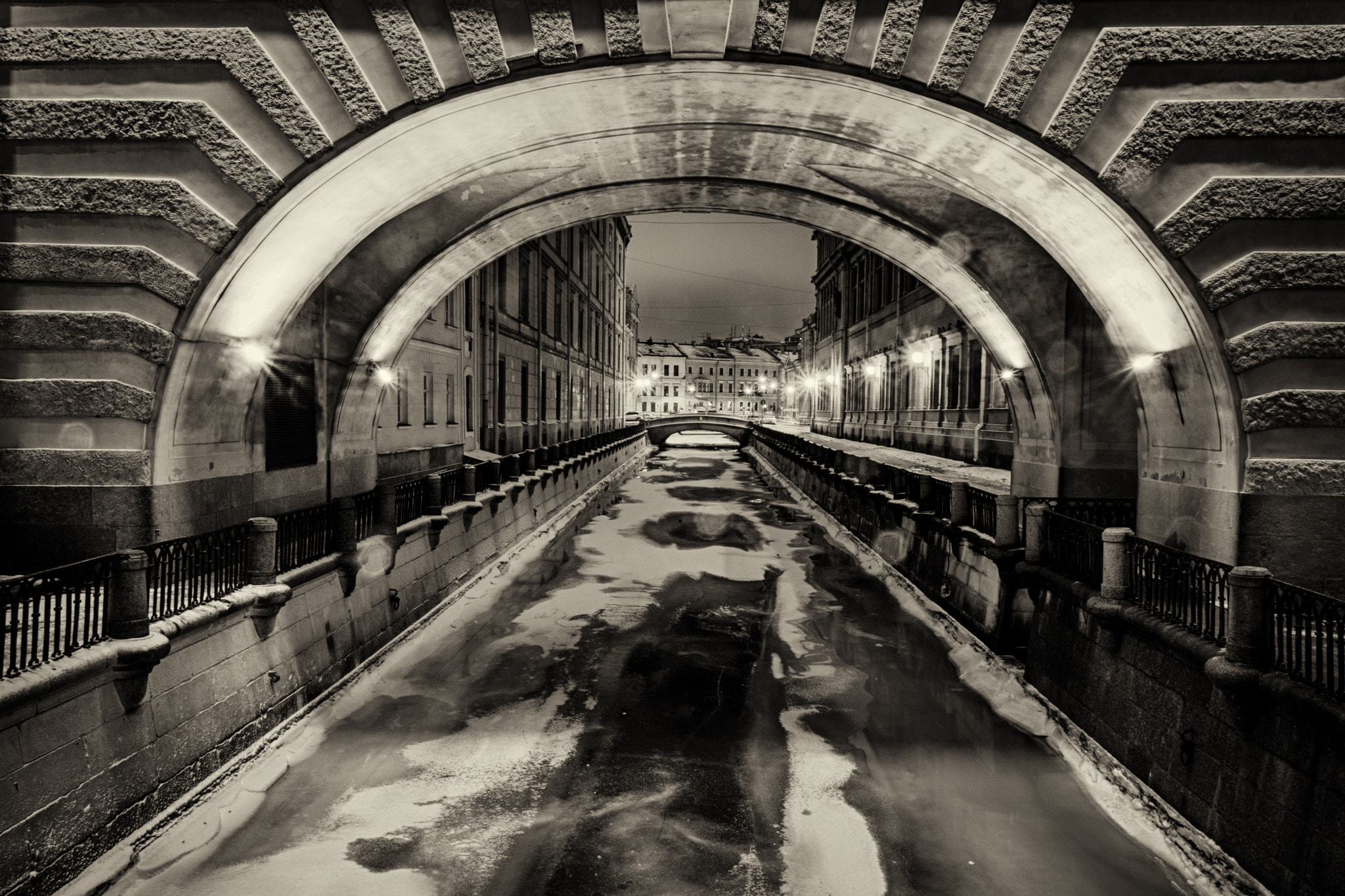 Canon EOS 600D (Rebel EOS T3i / EOS Kiss X5) + Canon TS-E 90mm F2.8 Tilt-Shift sample photo. Arch over the canal - Арка над каналом photography