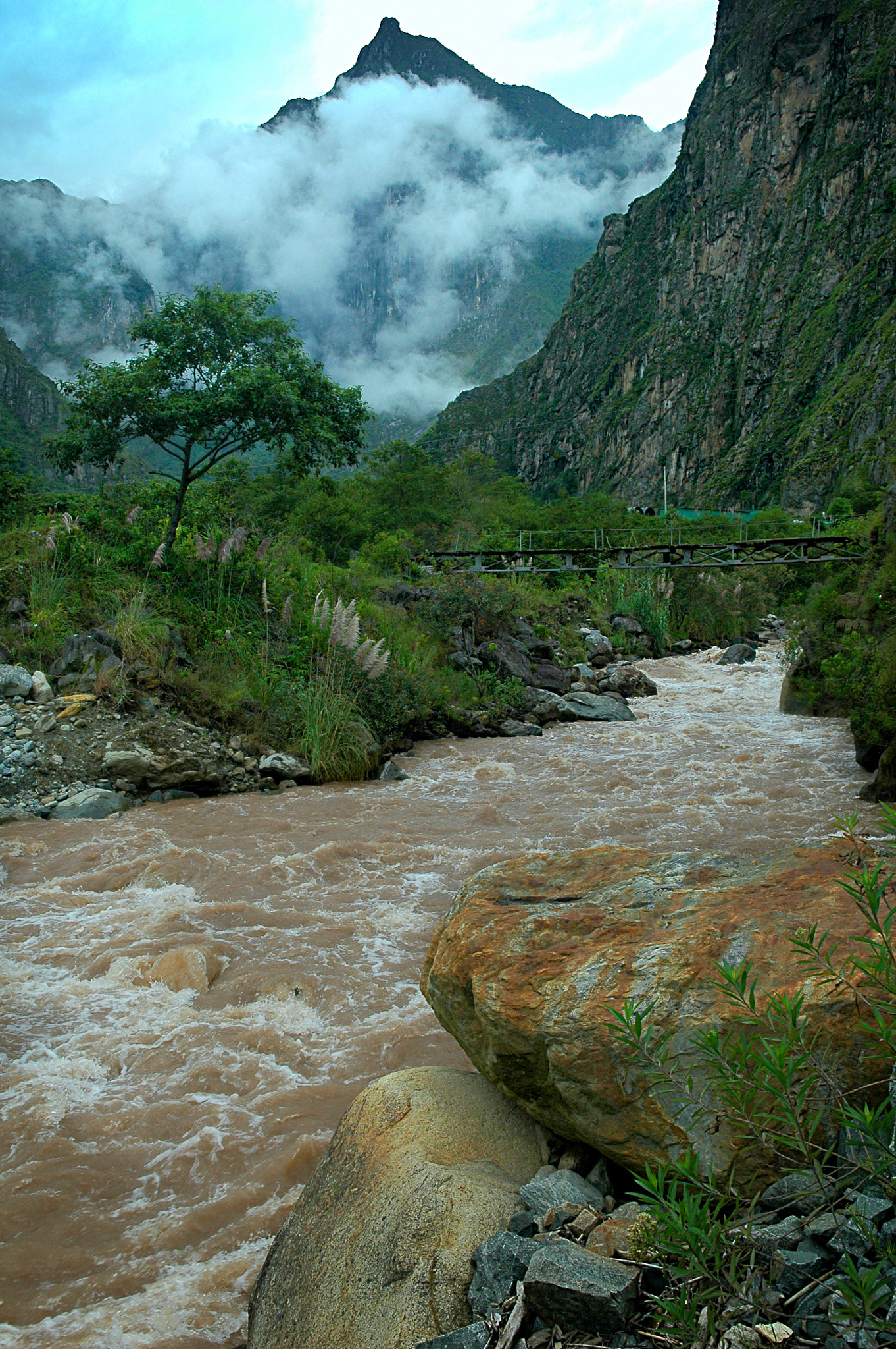 Nikon D70s + Nikon AF-S DX Nikkor 17-55mm F2.8G ED-IF sample photo. River in andes photography