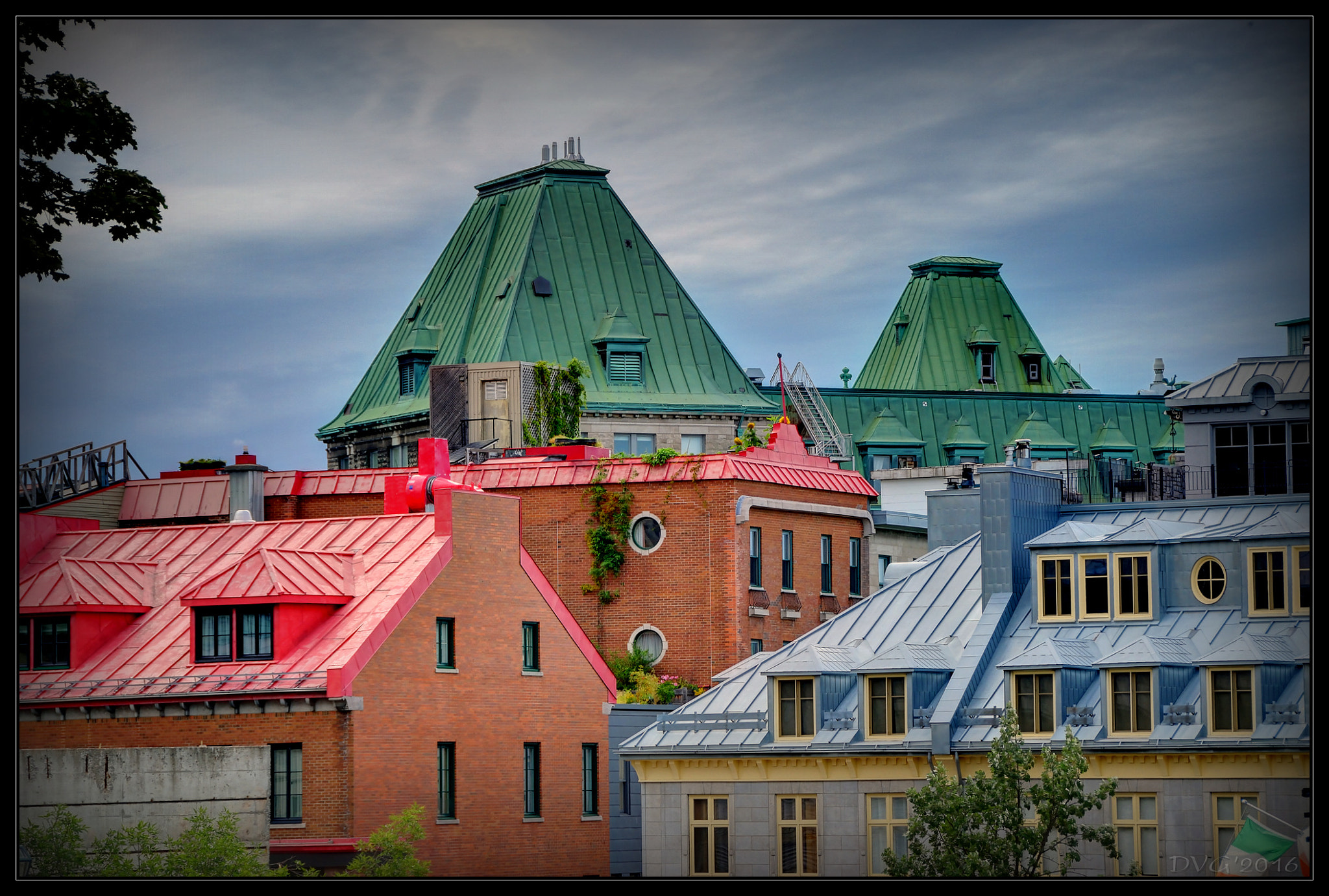 Nikon D5500 + Nikon AF-S DX Nikkor 18-200mm F3.5-5.6G ED VR II sample photo. Colorful canadian roofs photography