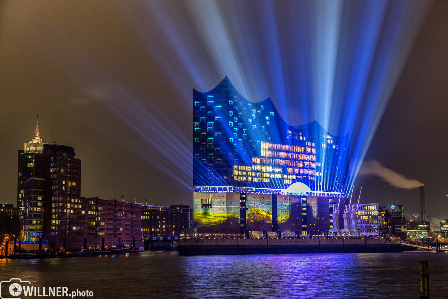 Canon EF 70-200mm F2.8L USM sample photo. Lightshowtest @elbphilharmonie hamburg photography