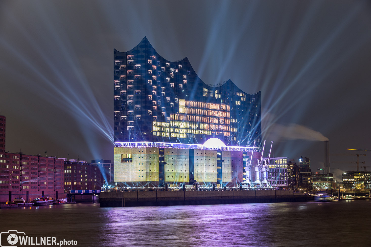 Canon EF 70-200mm F2.8L USM sample photo. Lightshowtest @elbphilharmonie hamburg photography