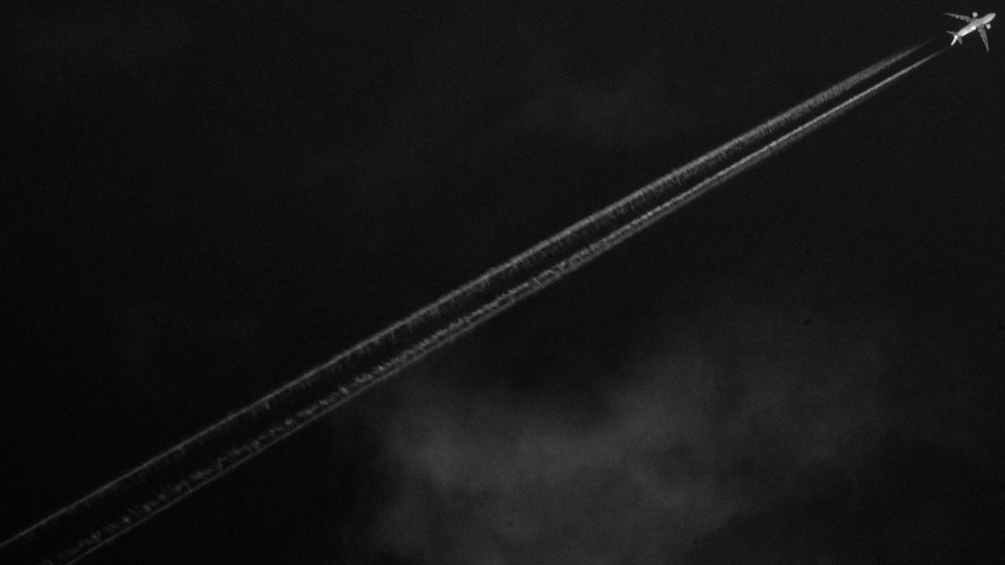 Nikon AF-S Nikkor 200-500mm F5.6E ED VR sample photo. Long contrail photography