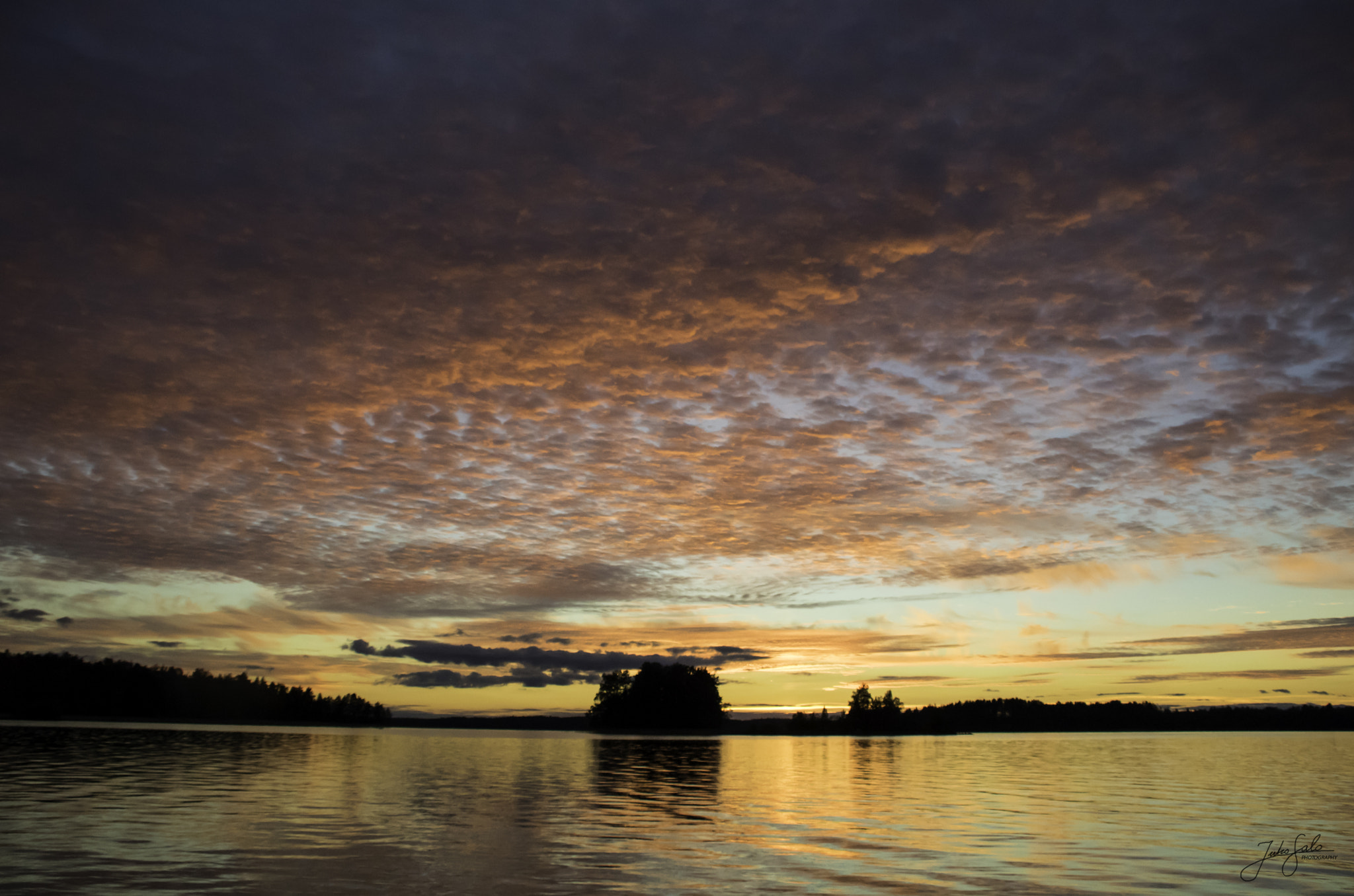 Canon EOS 760D (EOS Rebel T6s / EOS 8000D) + Canon EF 75-300mm F4.0-5.6 IS USM sample photo. Beatiful sunset at the lake photography