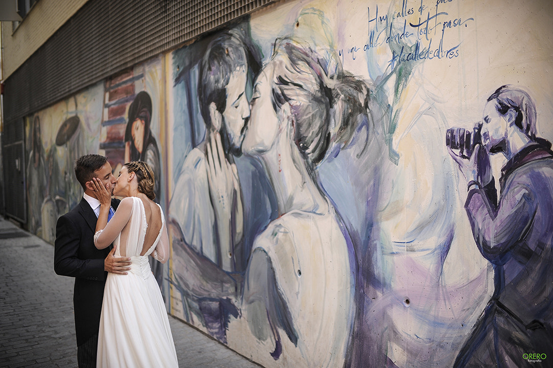 Nikon D3S + Nikon AF-S Nikkor 35mm F1.4G sample photo. Beso en valencia photography