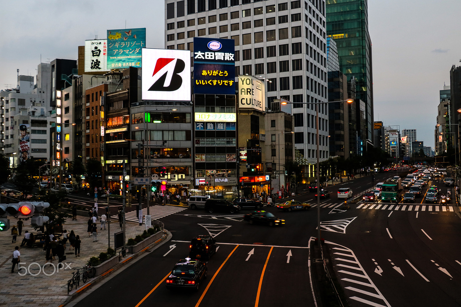 Canon EOS 760D (EOS Rebel T6s / EOS 8000D) + Canon EF-S 18-135mm F3.5-5.6 IS STM sample photo. Nightfall tokyo photography