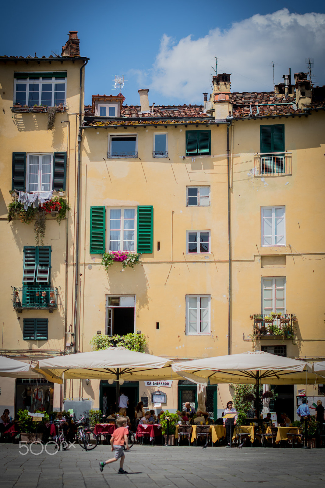 Nikon D5300 + Nikon AF-S Nikkor 50mm F1.4G sample photo. Lucca square photography