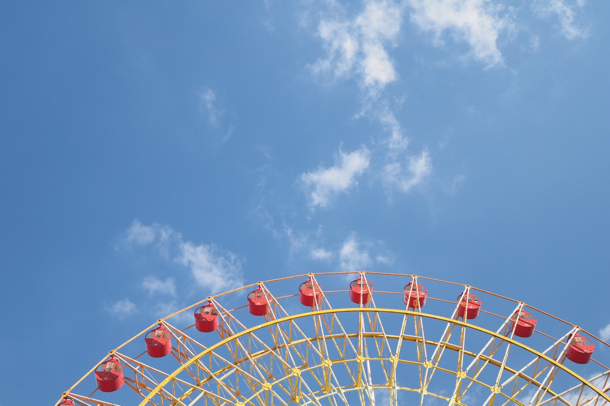 Olympus OM-D E-M1 + Olympus M.Zuiko Digital 17mm F1.8 sample photo. Ferris wheel in kobe from bottom. photography