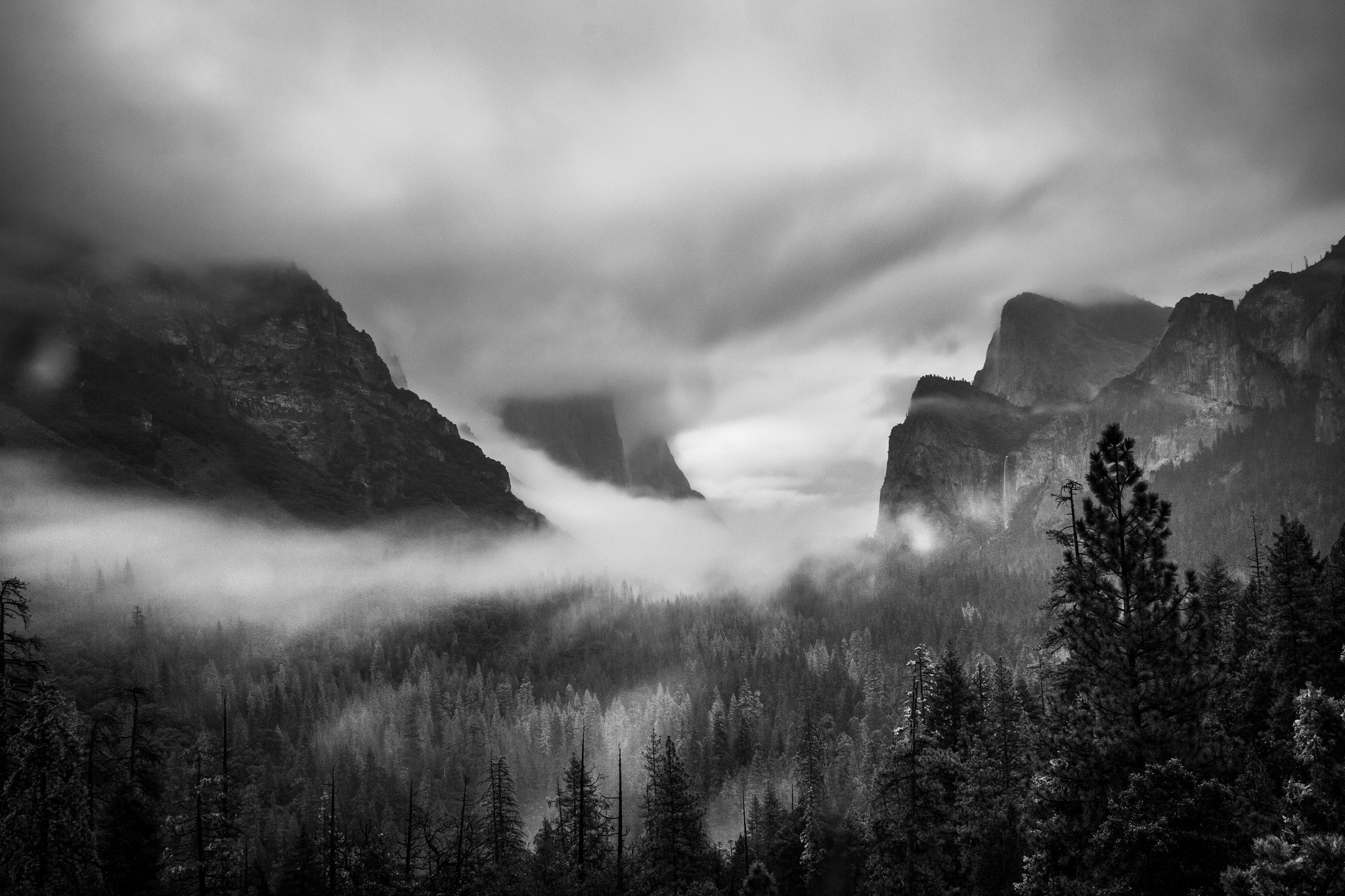 Canon EF 16-35mm F2.8L II USM sample photo. Tunnel view photography