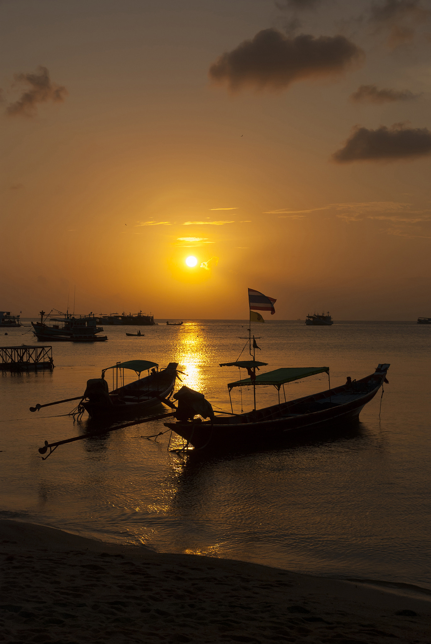 Nikon D80 + Nikon AF-S DX Nikkor 16-85mm F3.5-5.6G ED VR sample photo. Traditional thai wooden boats at sunset (sunrise) beach photography