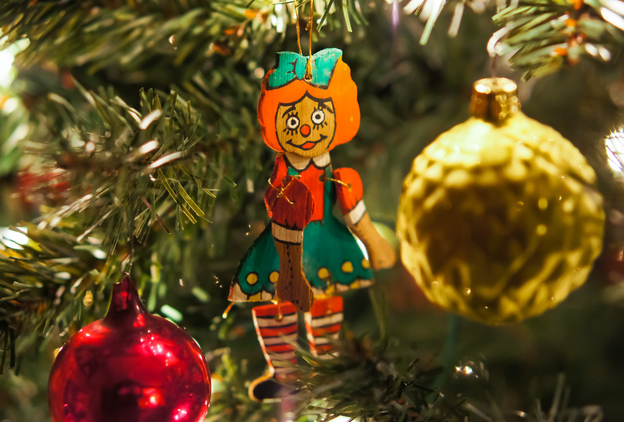 Sony Alpha NEX-5 + E 50mm F1.8 OSS sample photo. Happy christmas ornaments photography