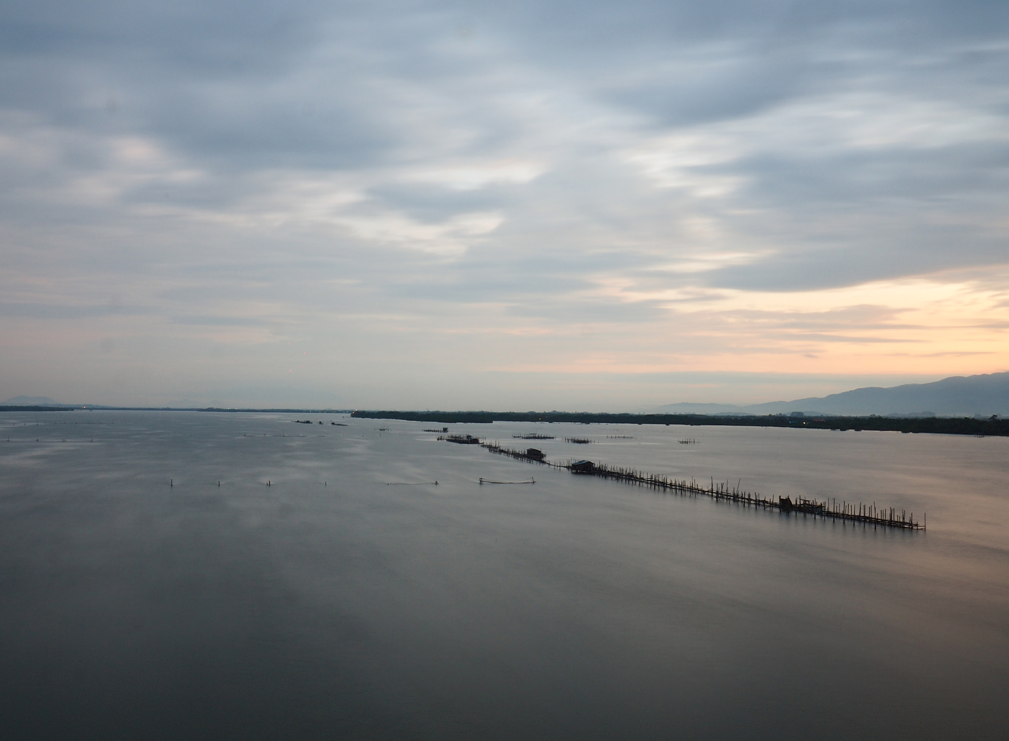 Olympus OM-D E-M5 II + Olympus M.Zuiko Digital ED 7-14mm F2.8 PRO sample photo. In the morning photography
