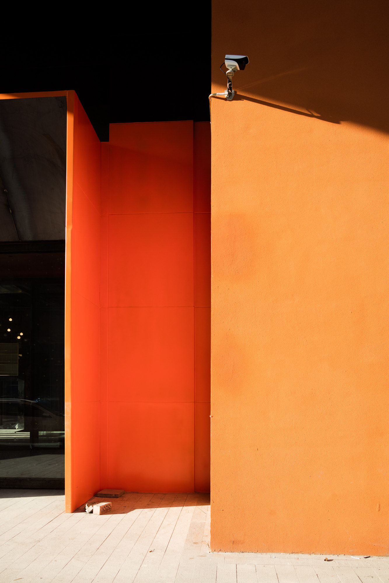 Canon EF 17-35mm f/2.8L sample photo. 街头的监控。 photography