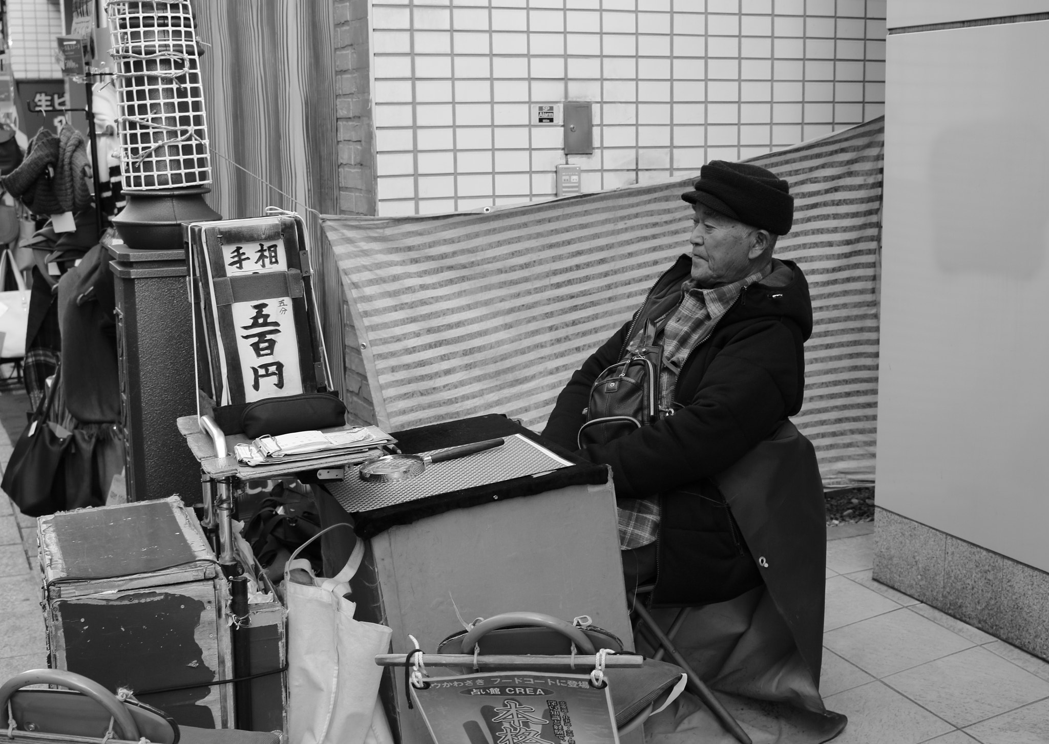 Canon EOS 100D (EOS Rebel SL1 / EOS Kiss X7) sample photo. Fortune teller on the street photography