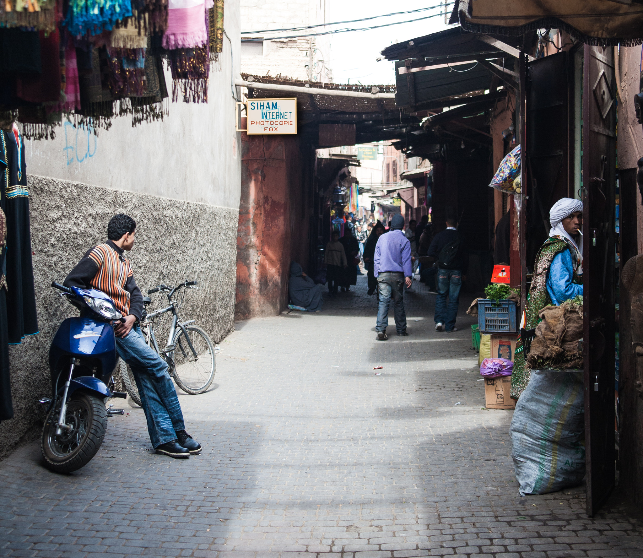 Canon 28.0-135.0 mm sample photo. Alley in marrakech photography