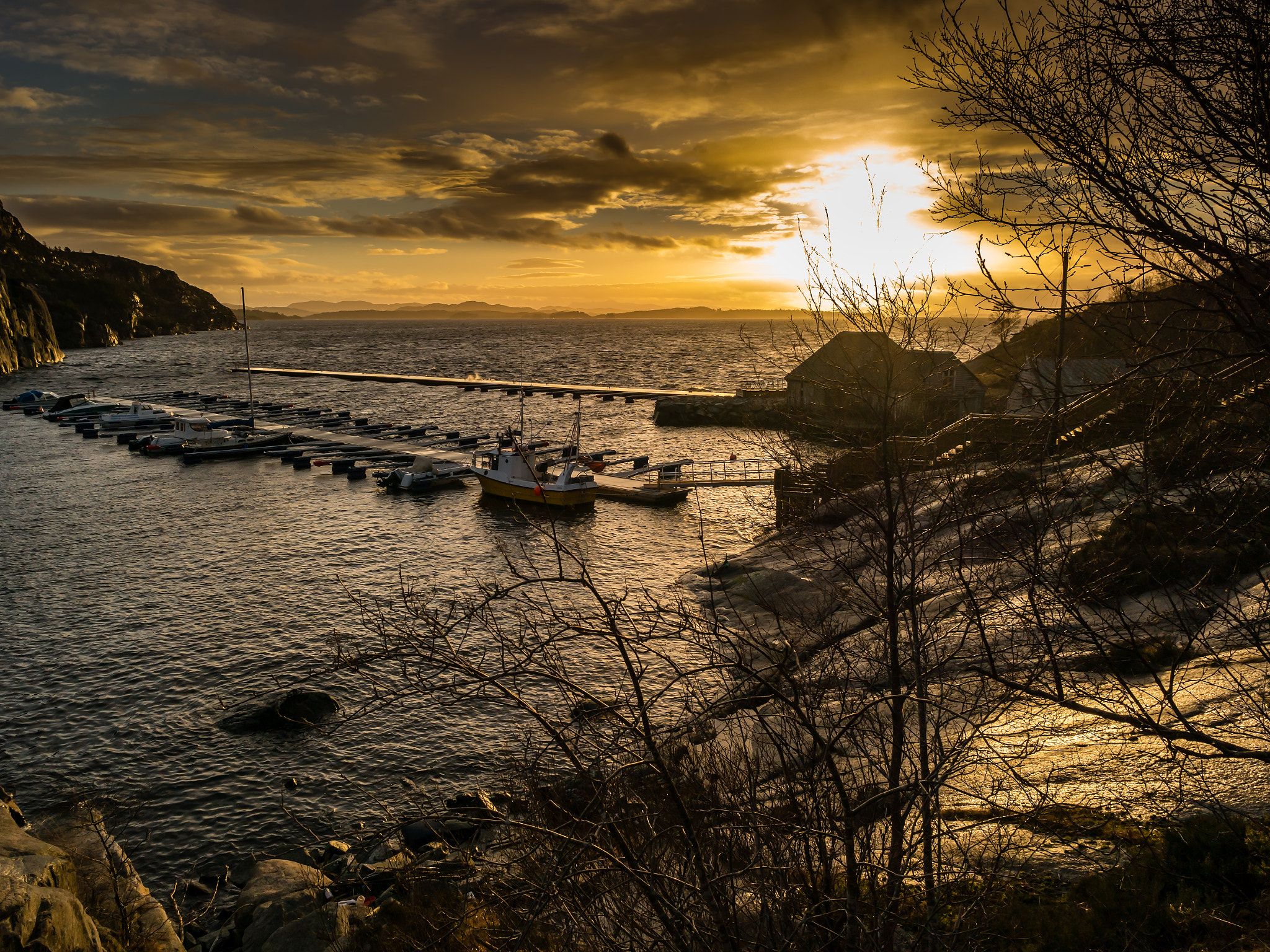 Samsung NX30 + Samsung NX 16mm F2.4 Pancake sample photo. "sunrise in the harbor" photography