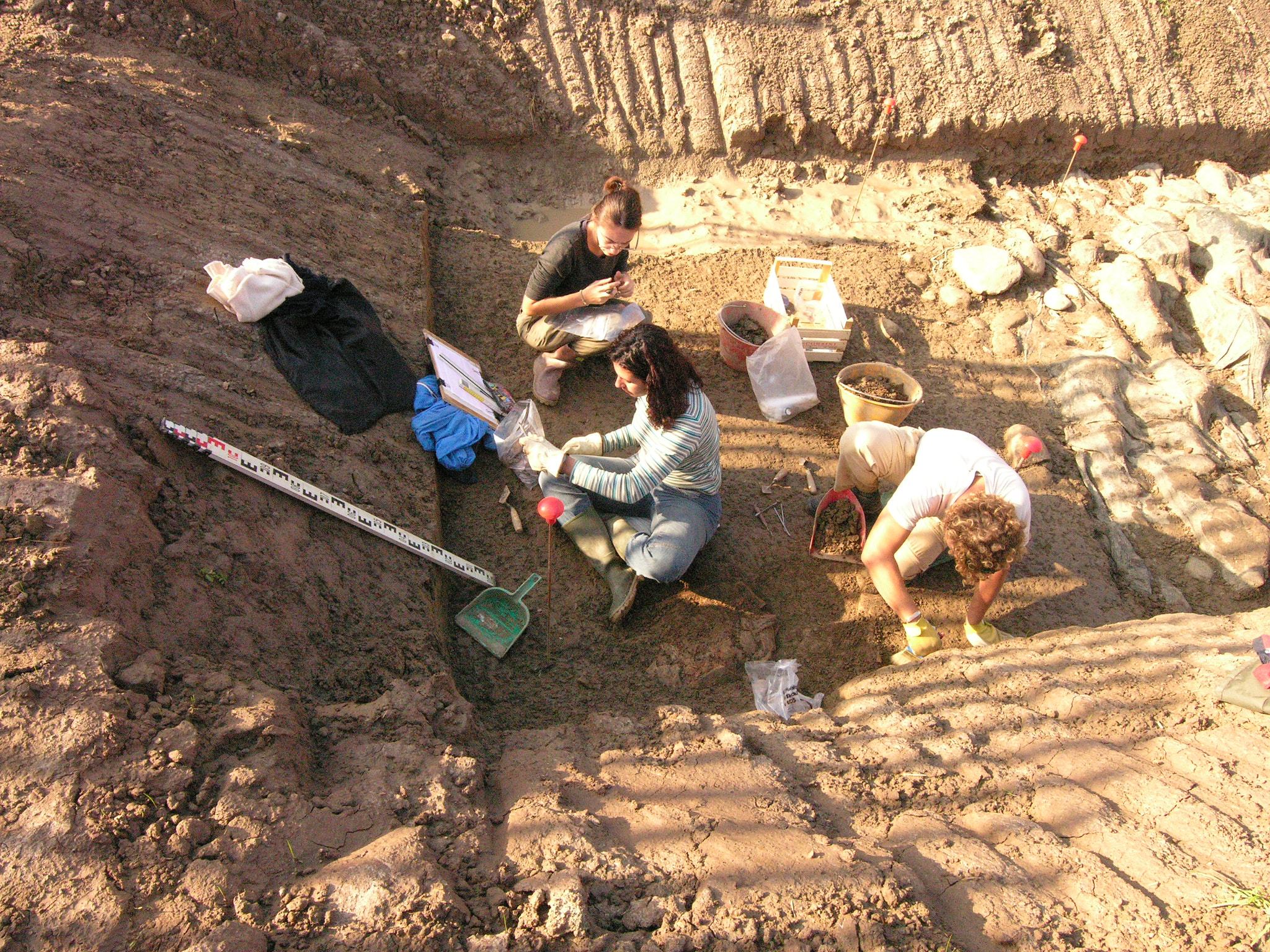 Nikon E8400 sample photo. Archeologi & archeologhe. piana di lucca, via etrusca anno 2005 photography