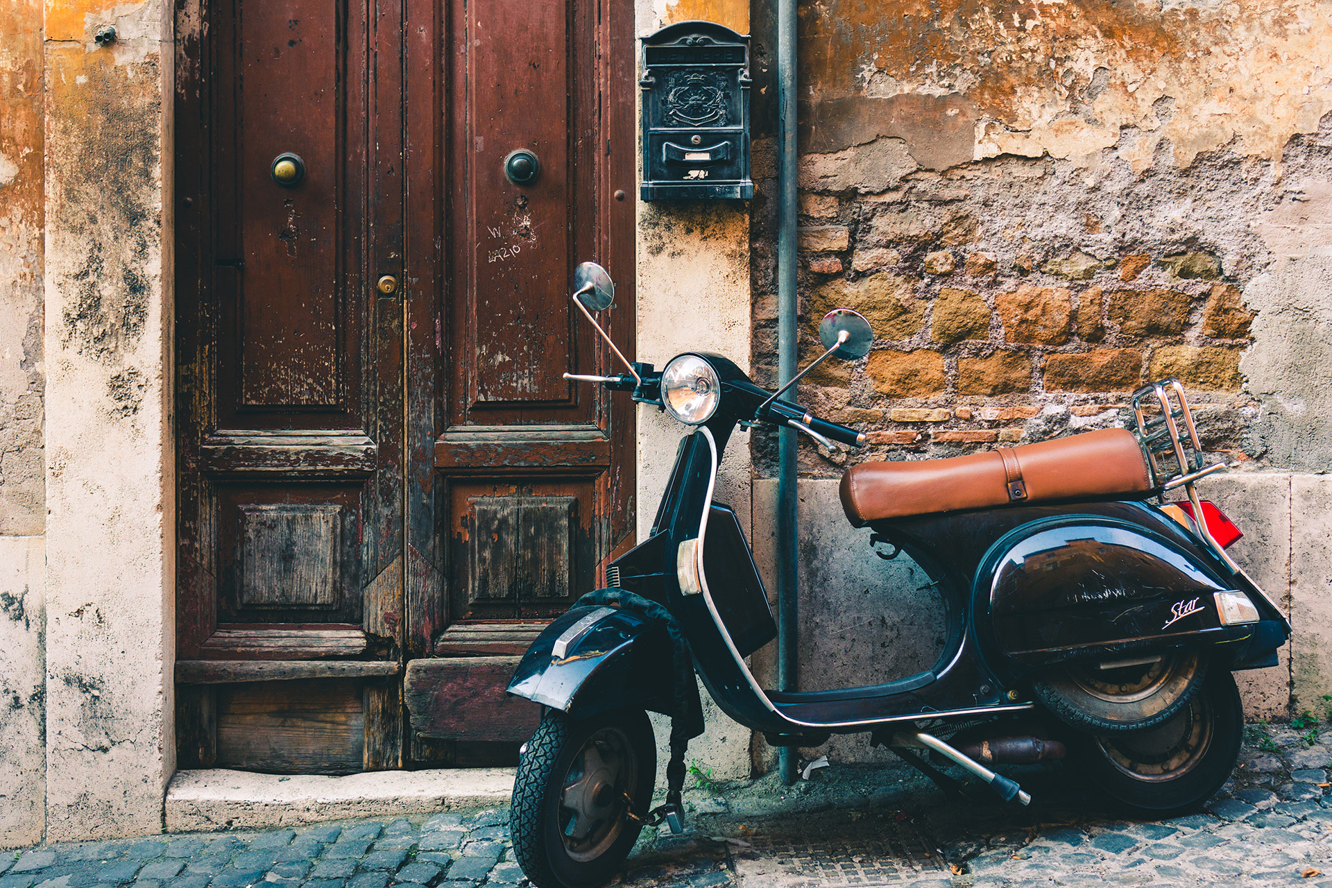 Sony Alpha NEX-6 sample photo. On a quiet streets of rome photography