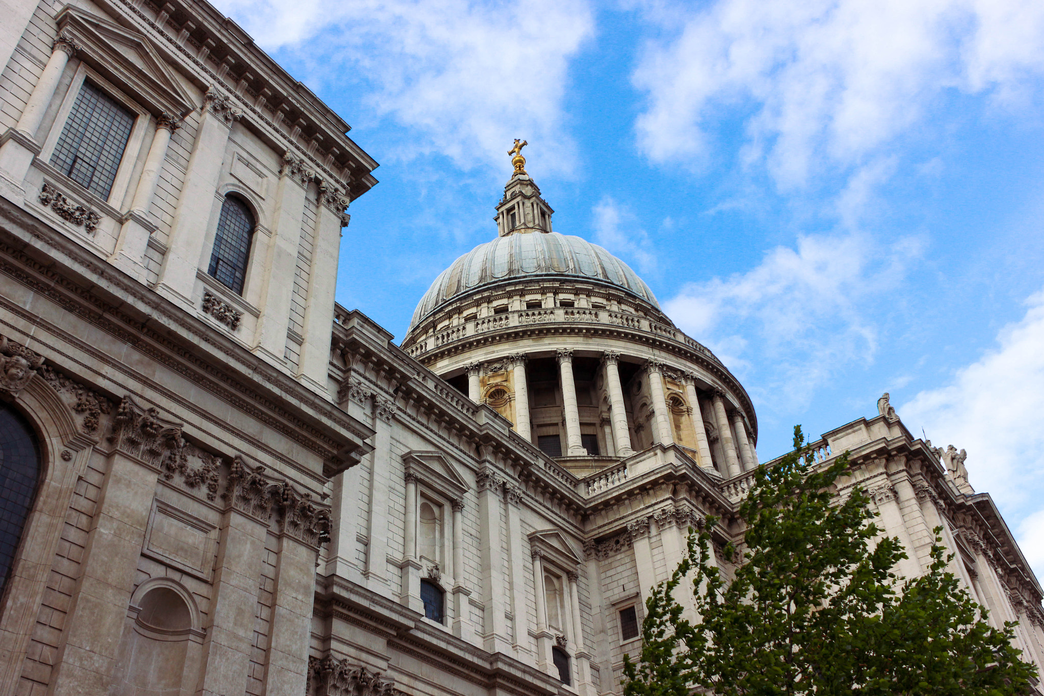 Canon EOS 550D (EOS Rebel T2i / EOS Kiss X4) sample photo. St paul's from below photography