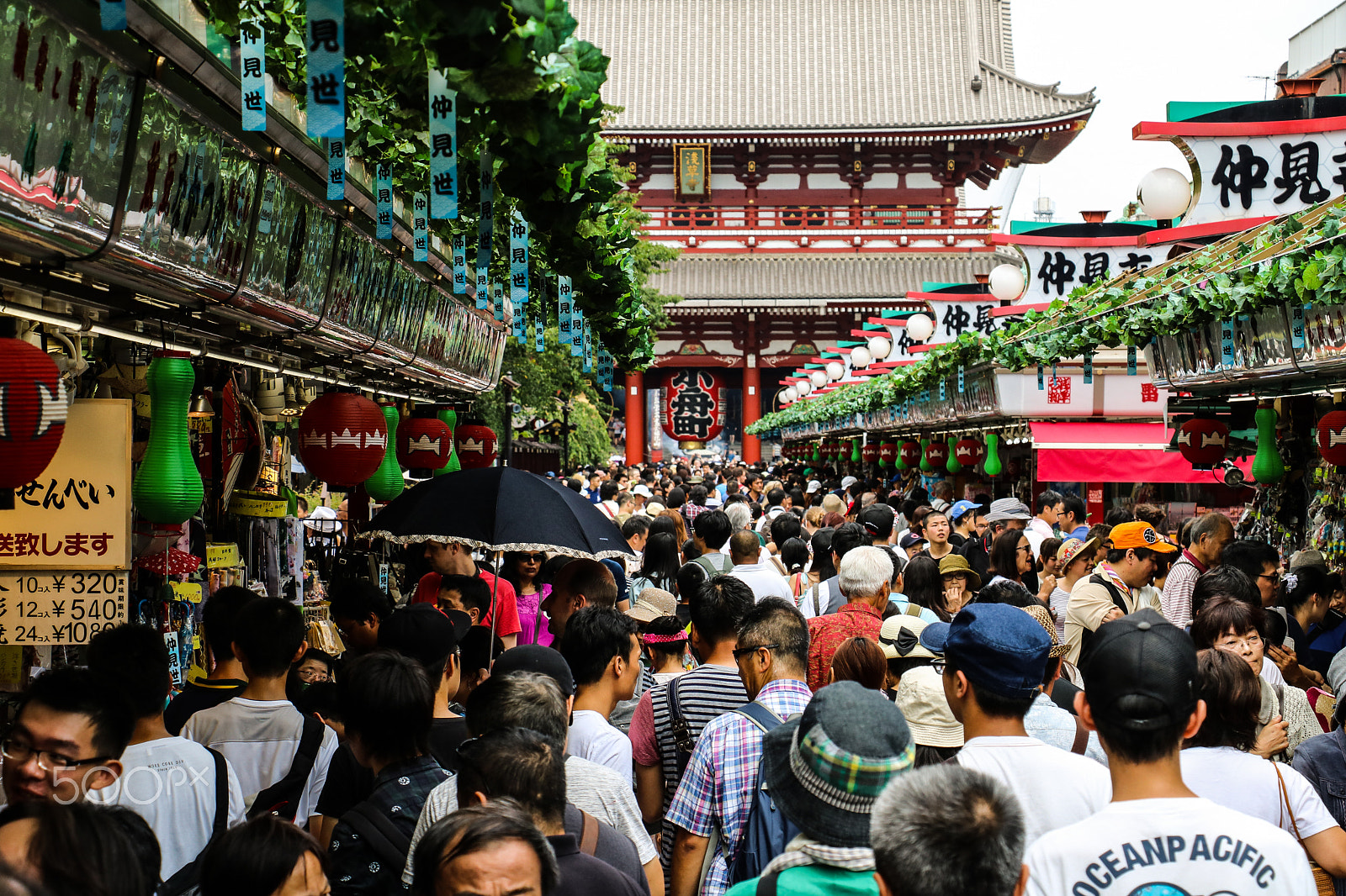 Canon EOS 760D (EOS Rebel T6s / EOS 8000D) + Canon EF-S 18-135mm F3.5-5.6 IS STM sample photo. Croweded road to senso-ji photography