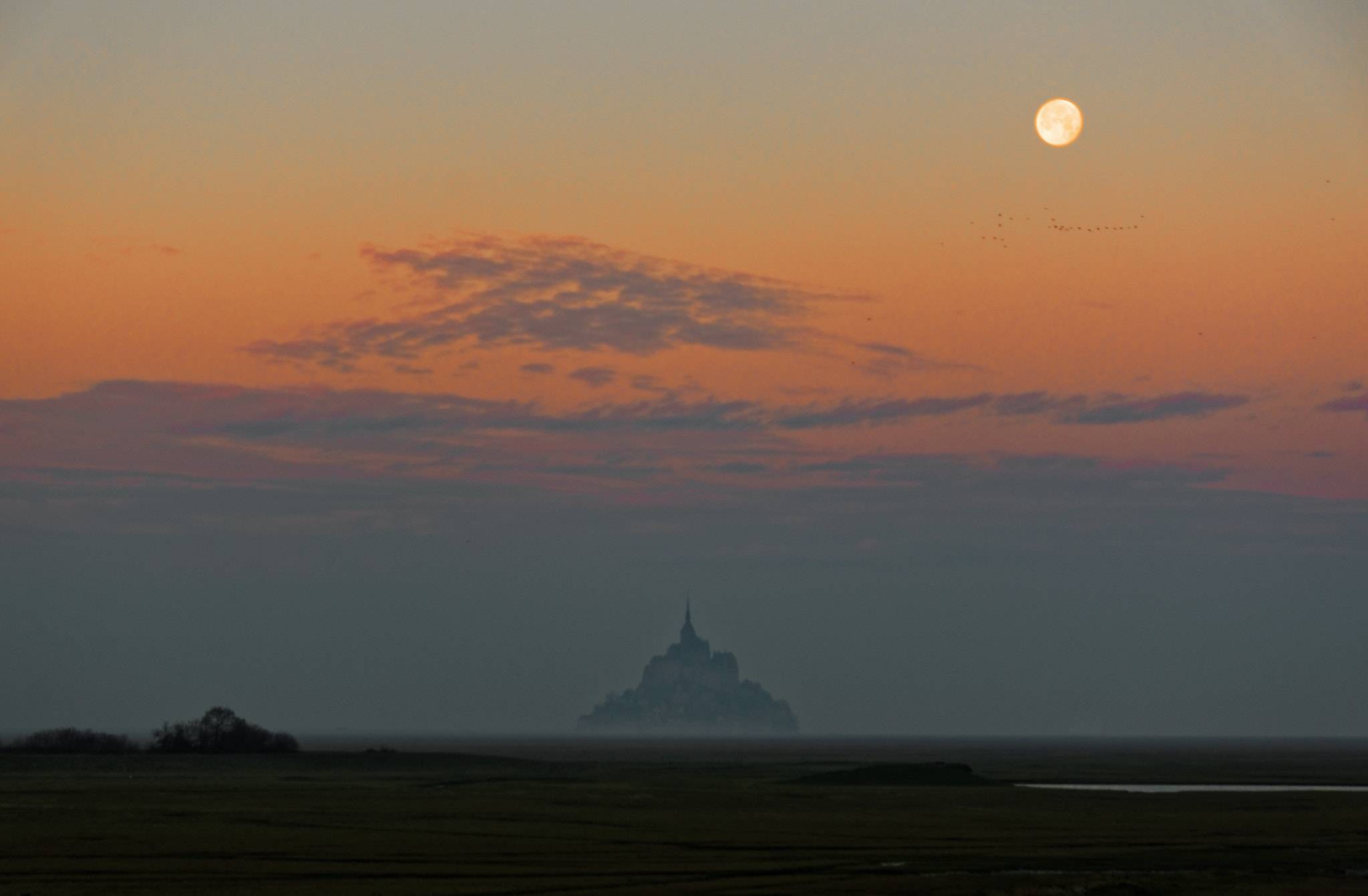 Sigma 18-300mm F3.5-6.3 DC Macro HSM sample photo. Mont saint michel morning photography