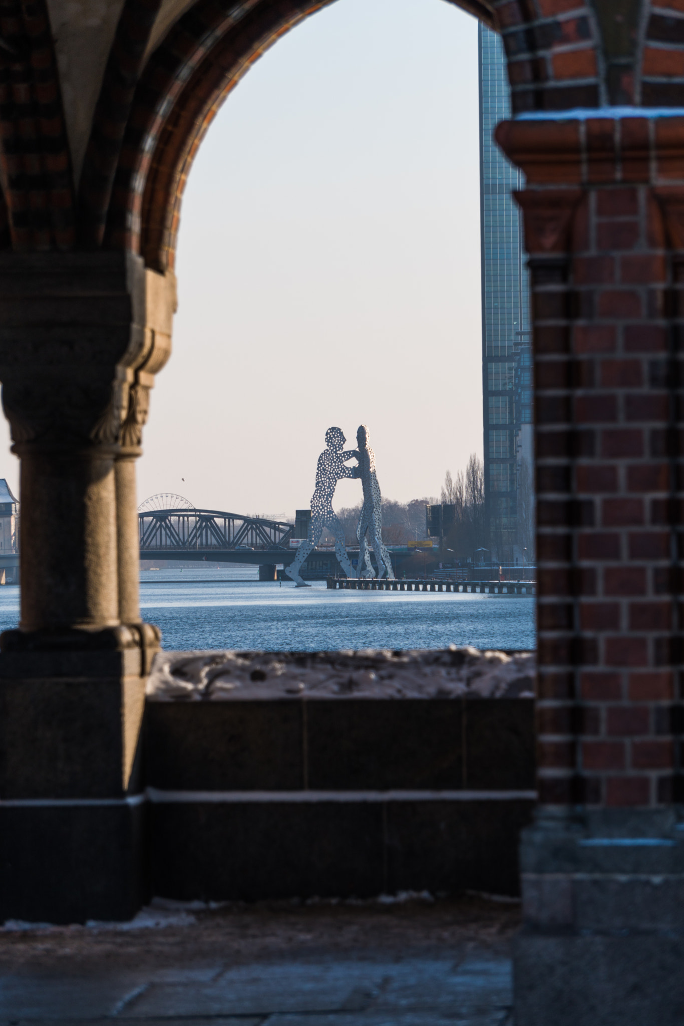 Sony a6300 + Sony E 55-210mm F4.5-6.3 OSS sample photo. Molecule men seen through oberbaum-bridge, berlin photography