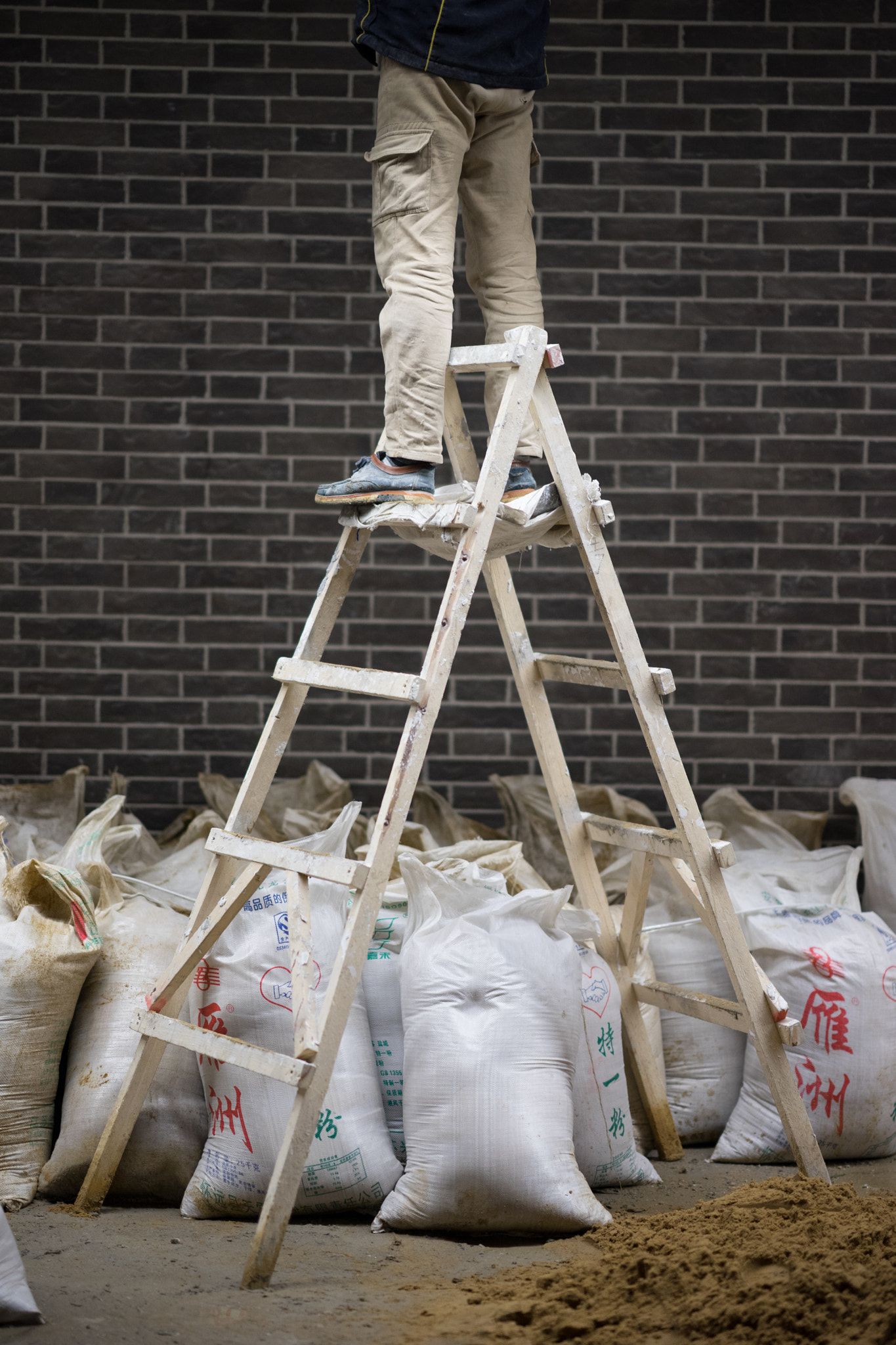 FE 85mm F1.4 sample photo. The worker photography