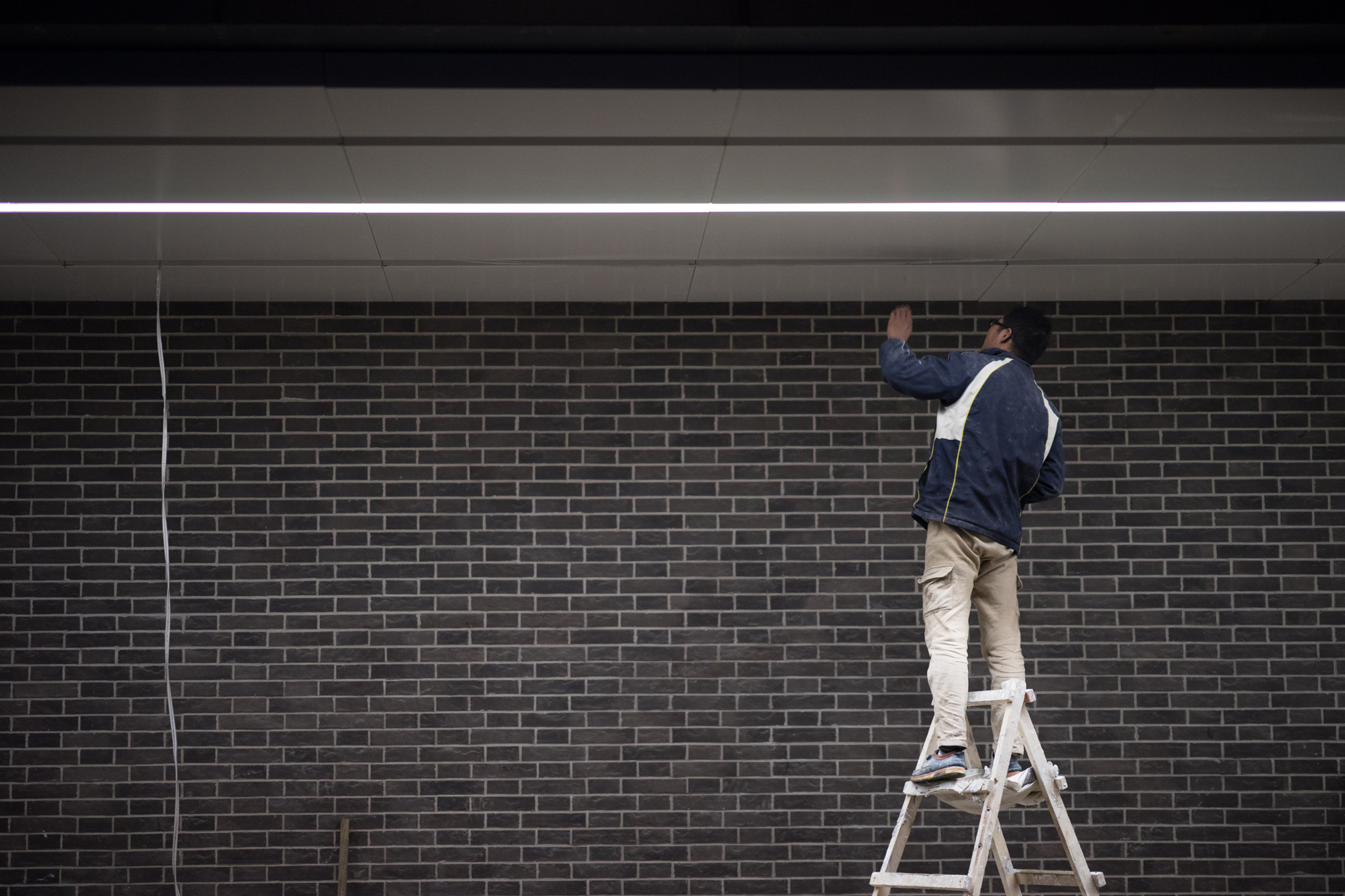 Sony a7 + FE 85mm F1.4 sample photo. The worker photography