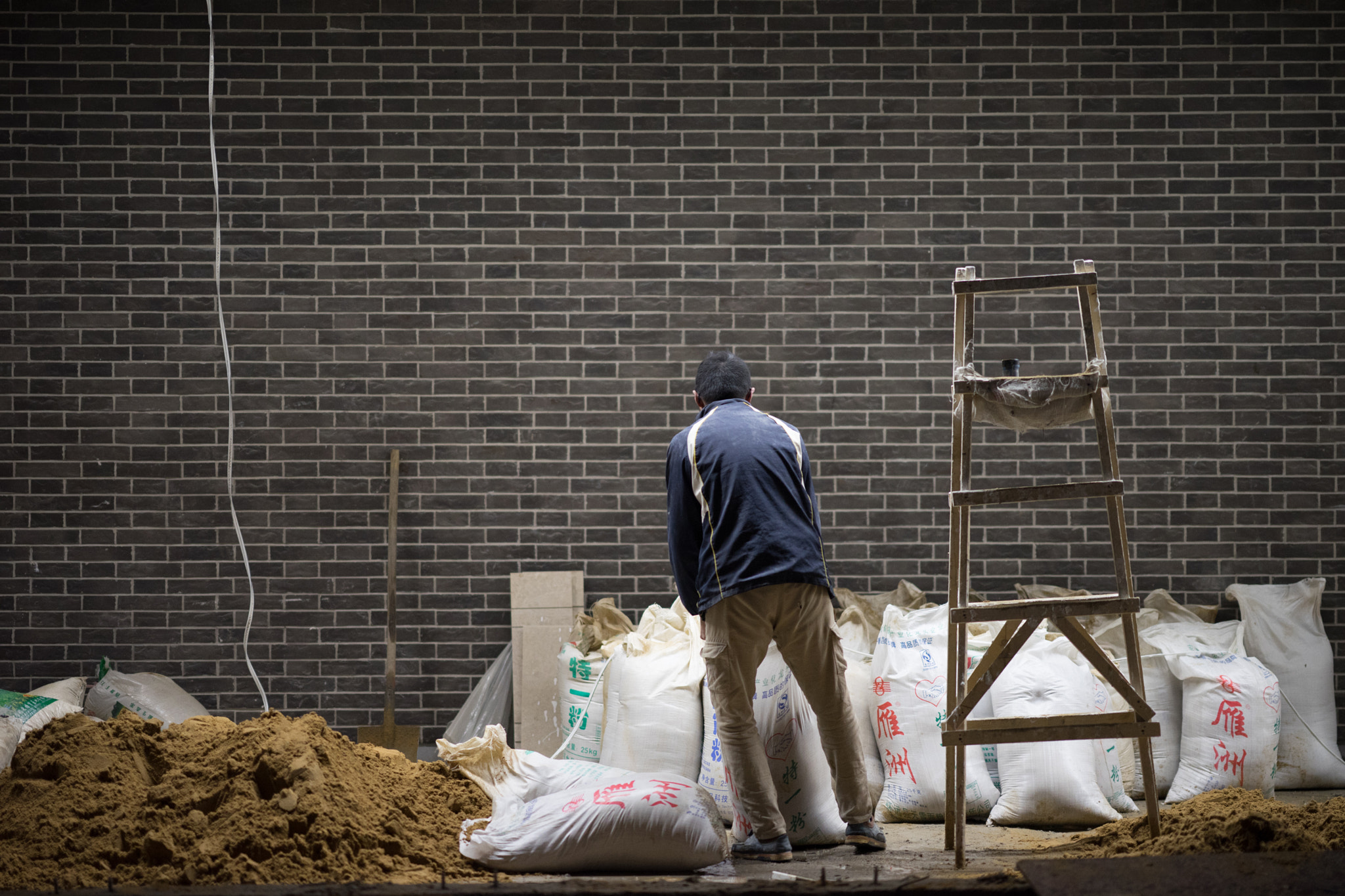 Sony a7 + FE 85mm F1.4 sample photo. The worker photography