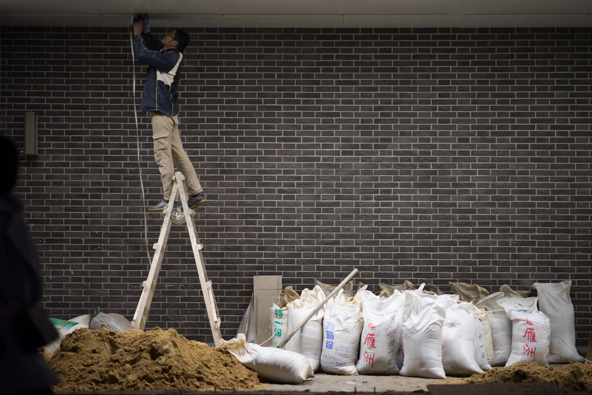 FE 85mm F1.4 sample photo. The worker photography