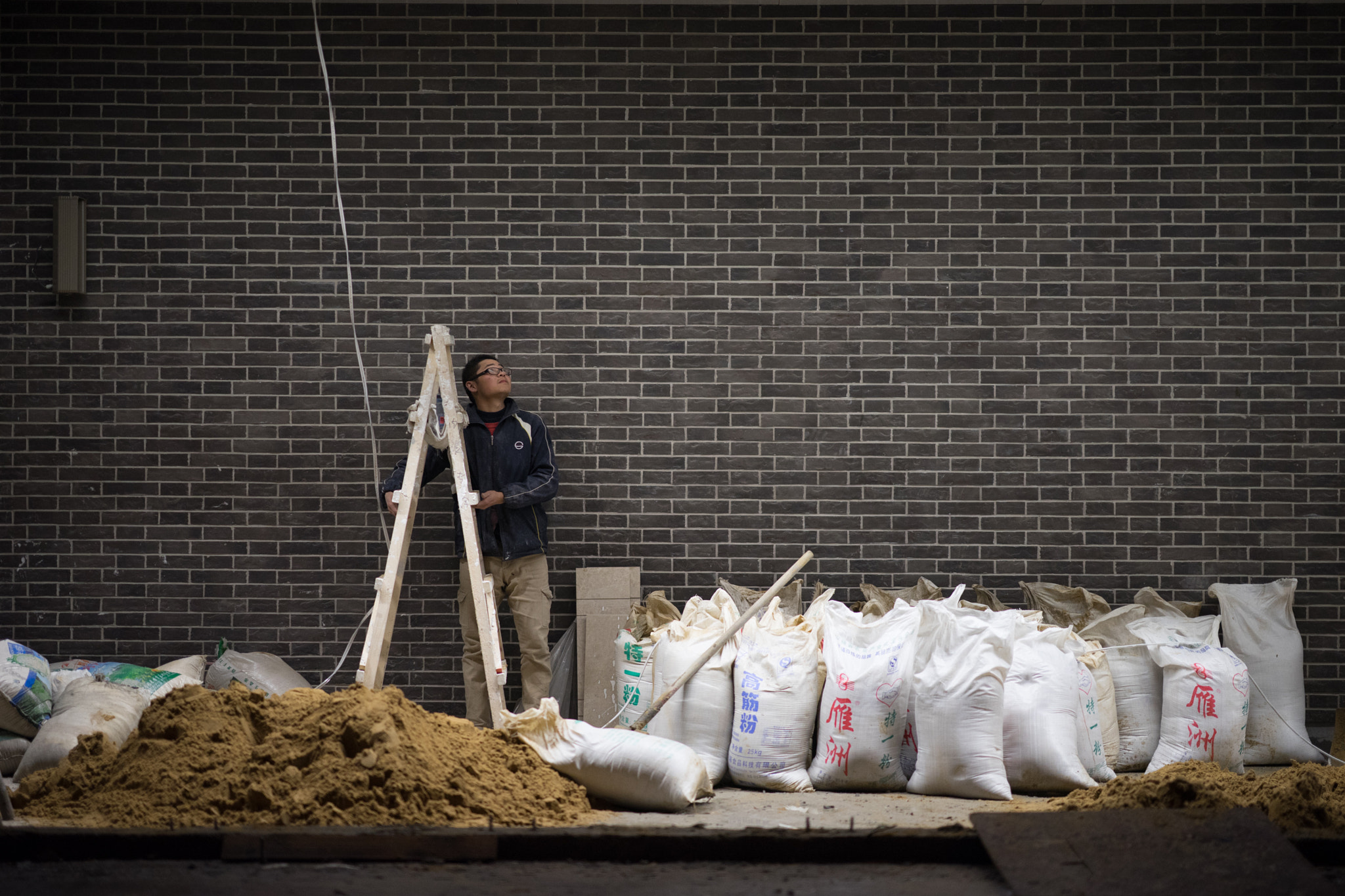 Sony a7 + FE 85mm F1.4 sample photo. The worker photography