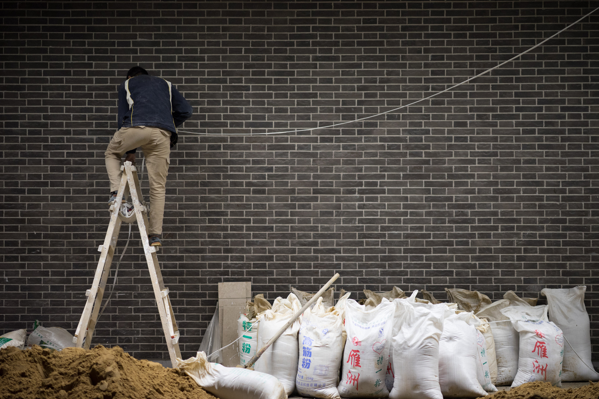 FE 85mm F1.4 sample photo. The worker photography