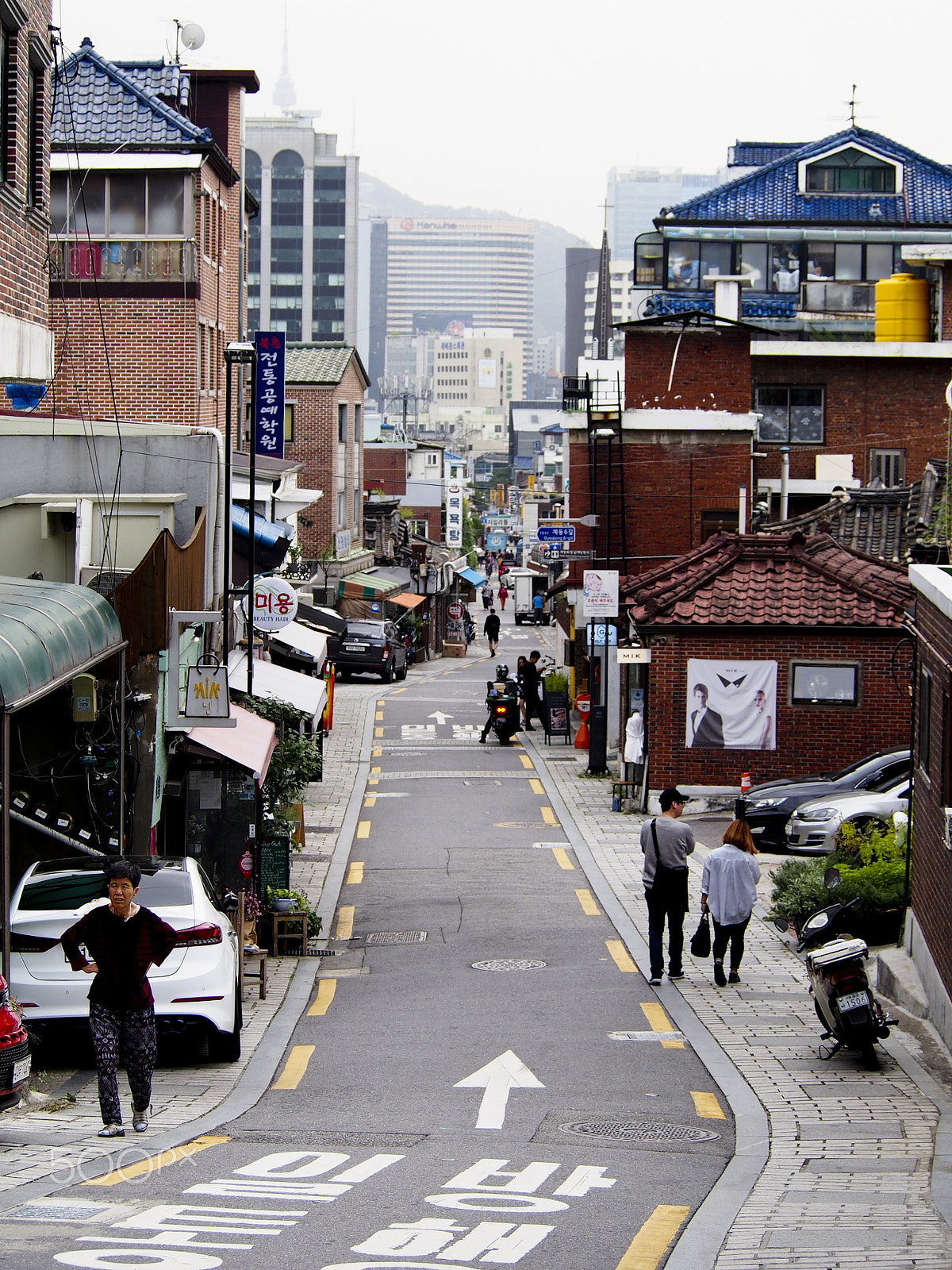 Olympus OM-D E-M5 sample photo. Seoul city street photography