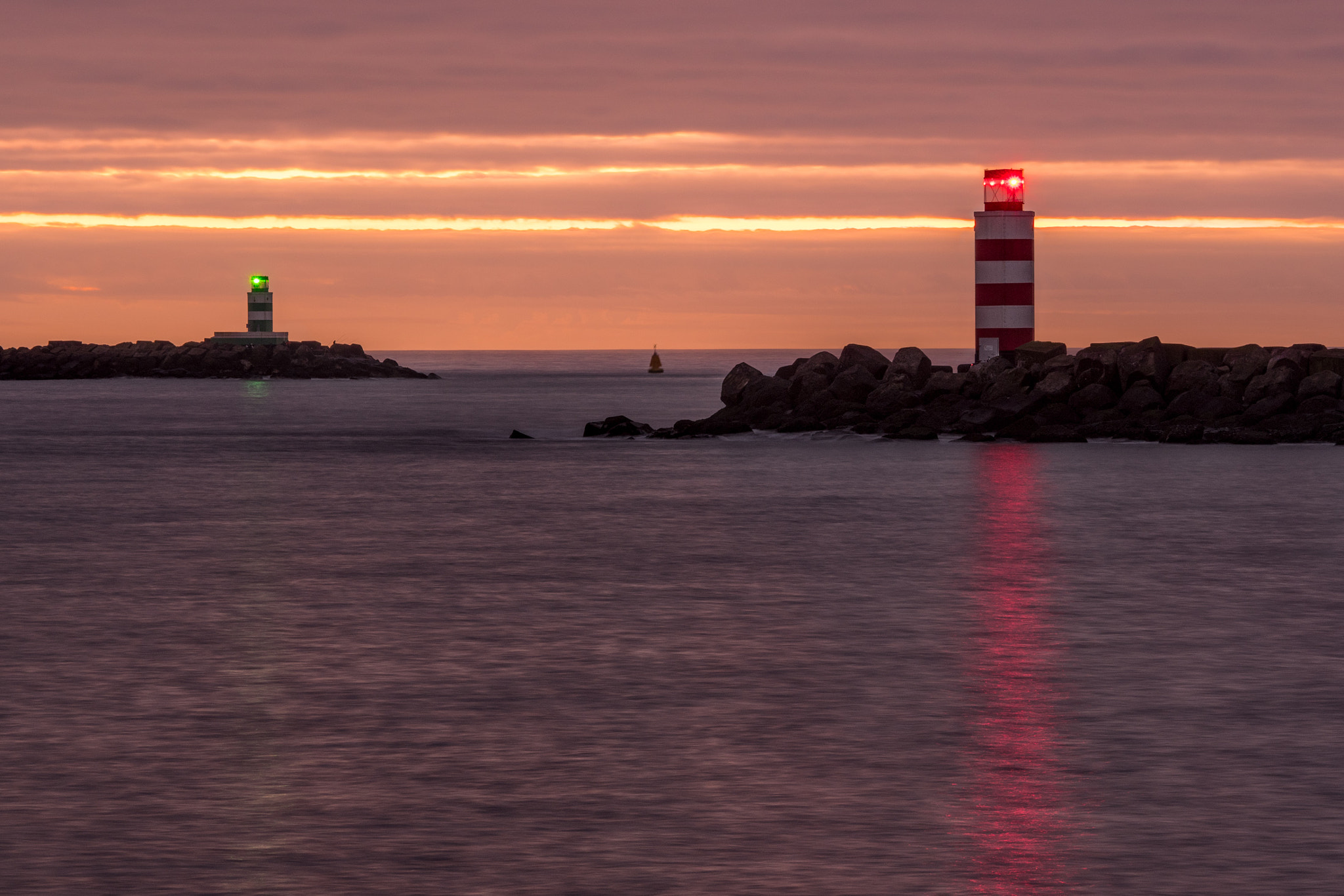 LUMIX G VARIO 45-150/F4.0-5.6 sample photo. Red versus green photography