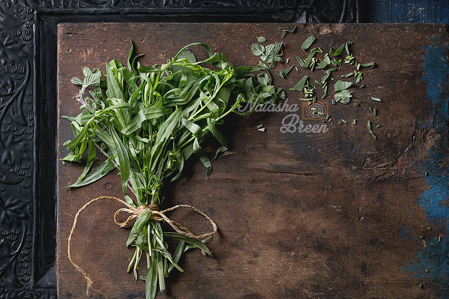 Canon EOS 700D (EOS Rebel T5i / EOS Kiss X7i) + Canon EF 70-200mm F4L IS USM sample photo. Bundle of fresh italian herbs photography