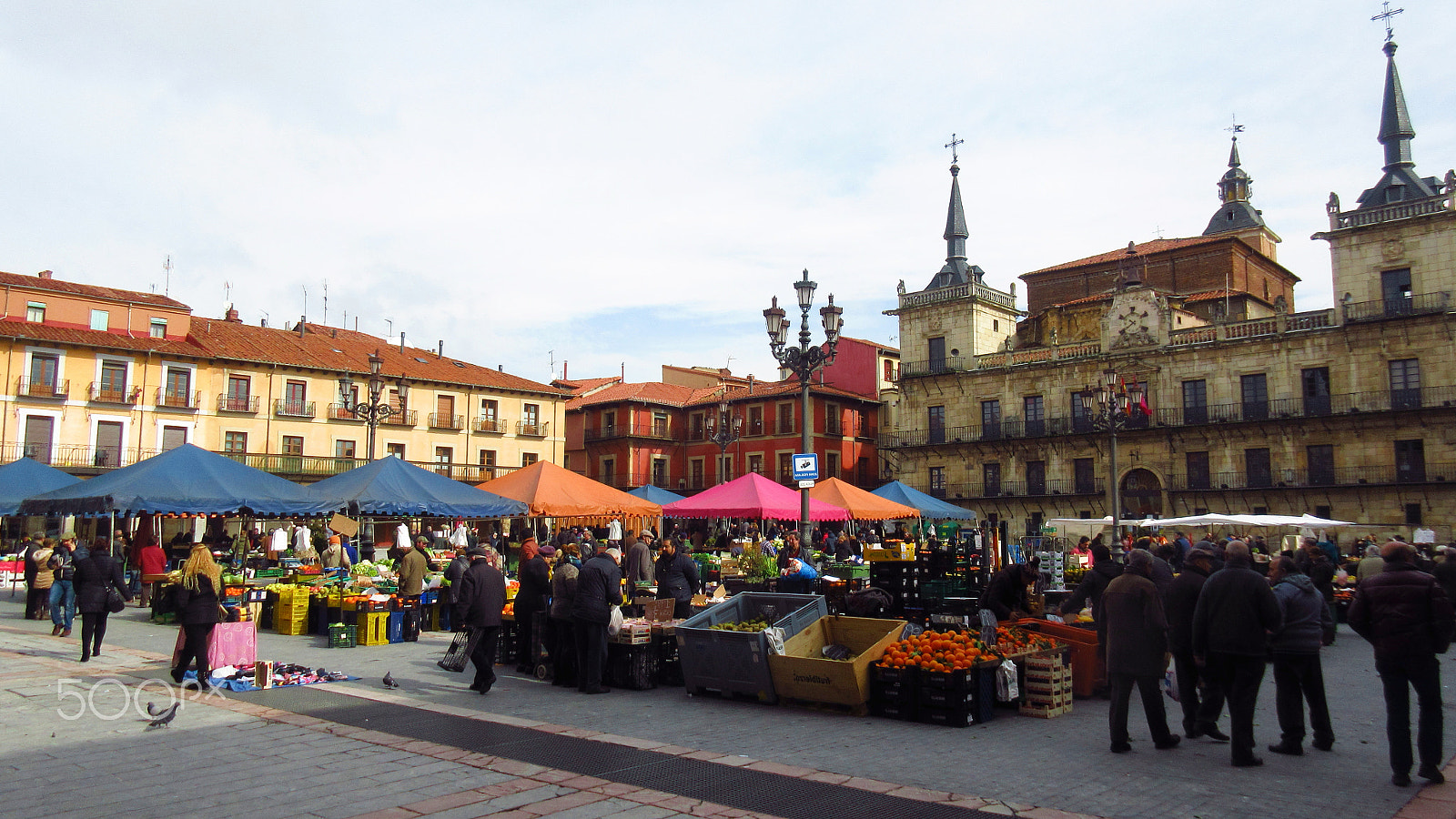 Canon PowerShot ELPH 340 HS (IXUS 265 HS / IXY 630) sample photo. Market day photography