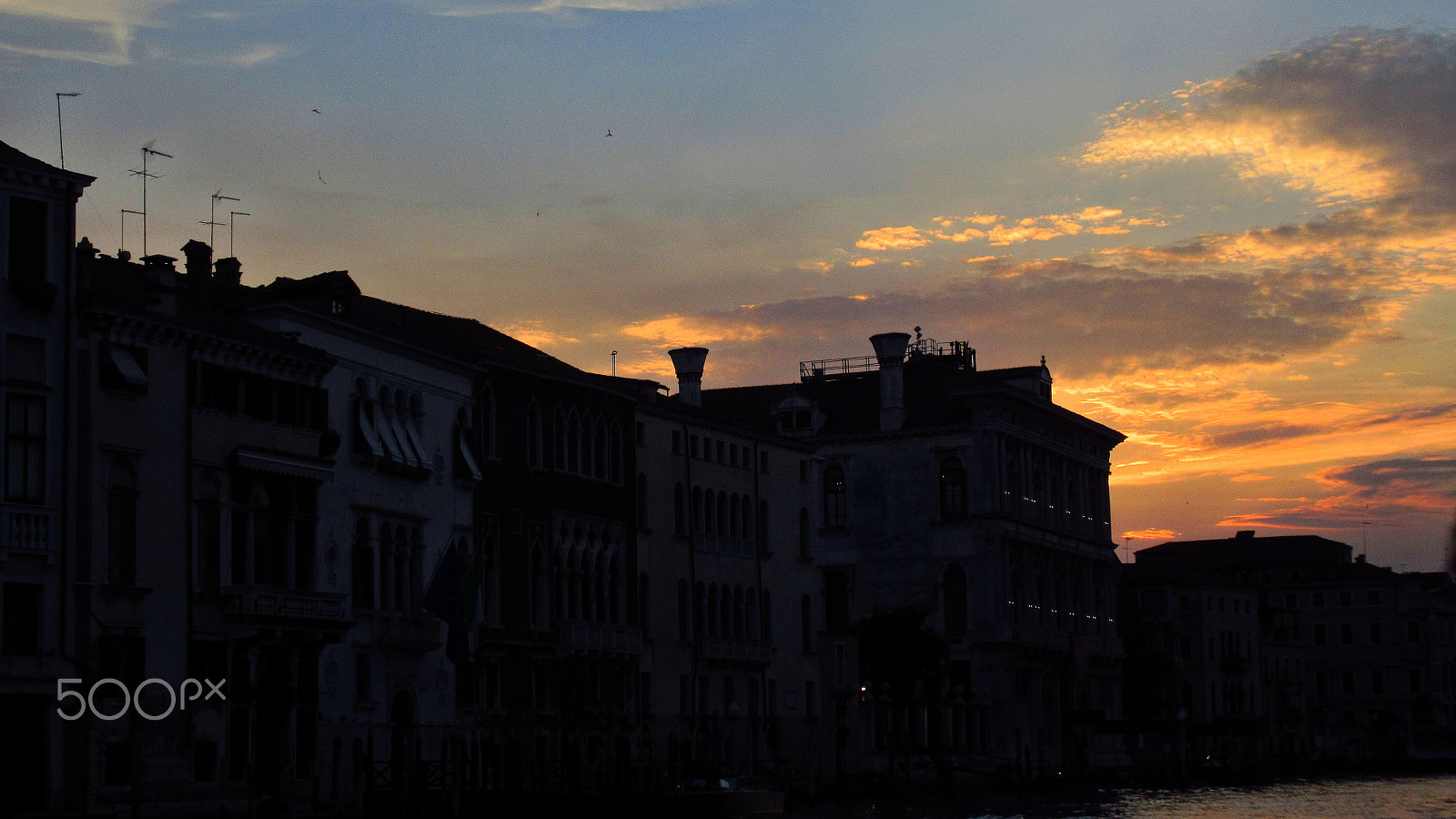 Canon PowerShot ELPH 340 HS (IXUS 265 HS / IXY 630) sample photo. Venetian sky photography