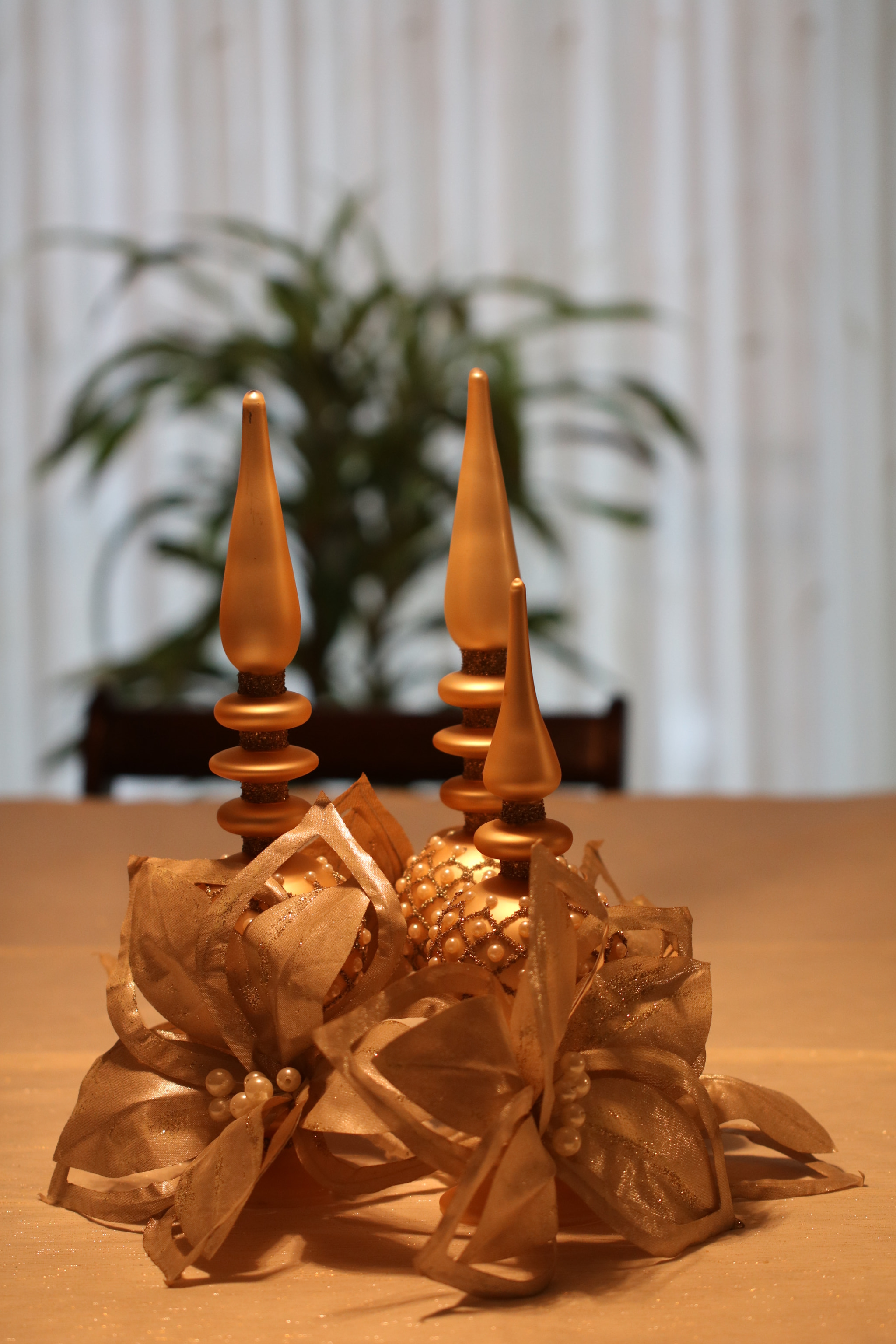 Canon EOS 760D (EOS Rebel T6s / EOS 8000D) sample photo. Golden centrepiece photography