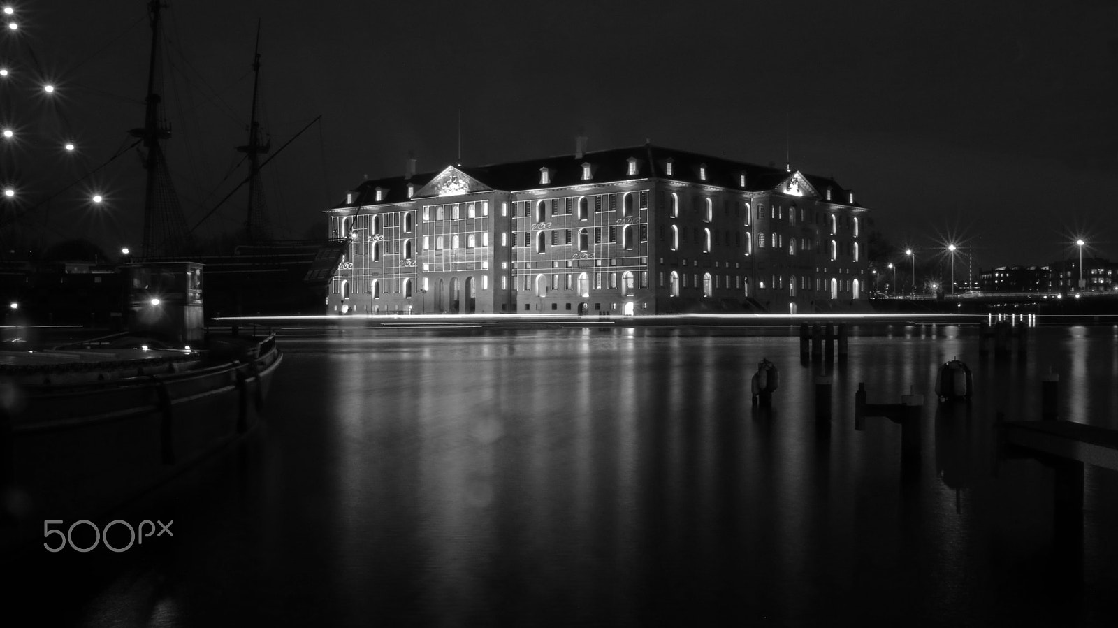 Canon EOS 750D (EOS Rebel T6i / EOS Kiss X8i) + Canon TS-E 90mm F2.8 Tilt-Shift sample photo. Amsterdam maritime museum black and white photography