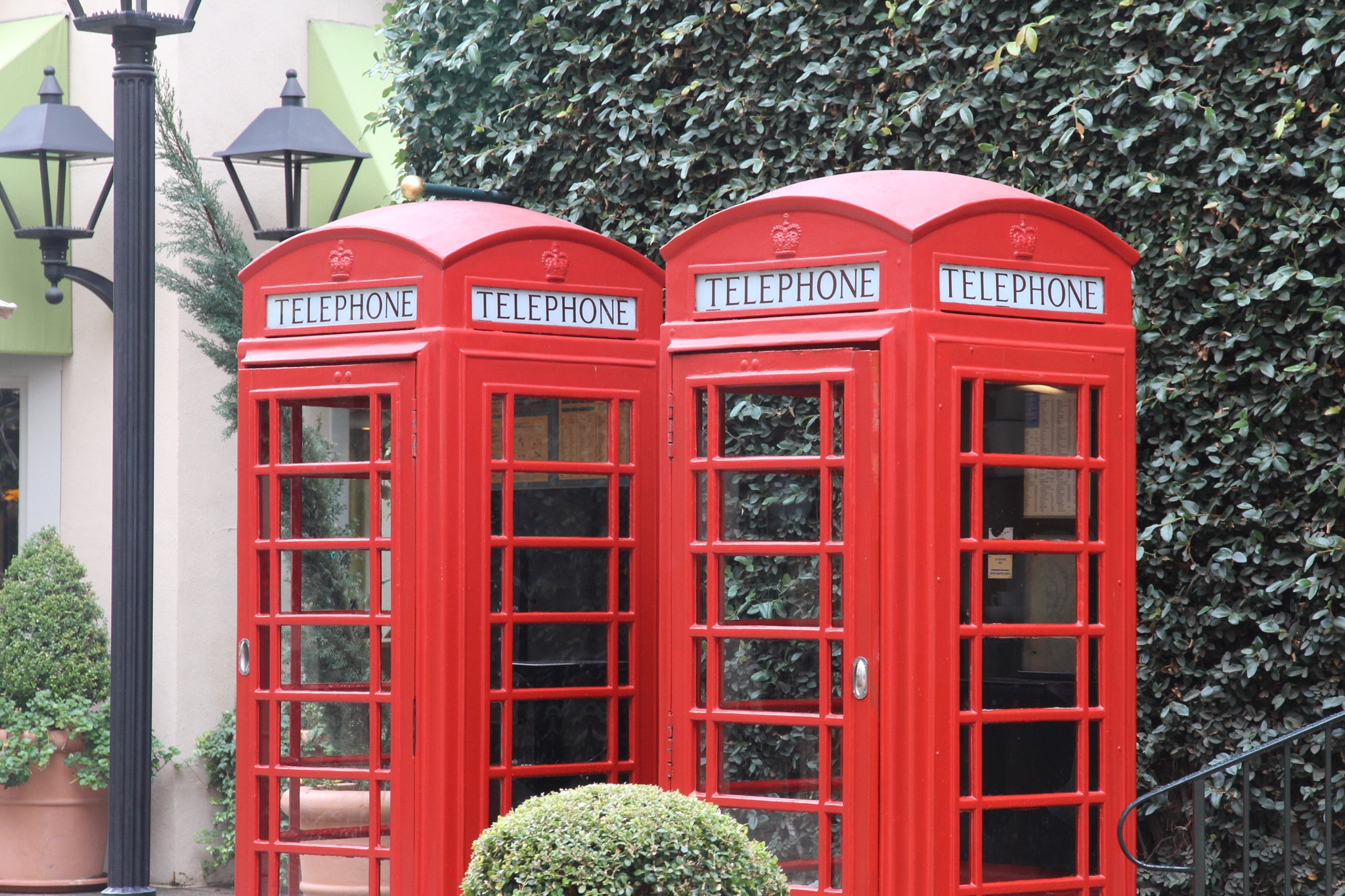 Canon EOS 600D (Rebel EOS T3i / EOS Kiss X5) sample photo. Twin red telephone booths photography