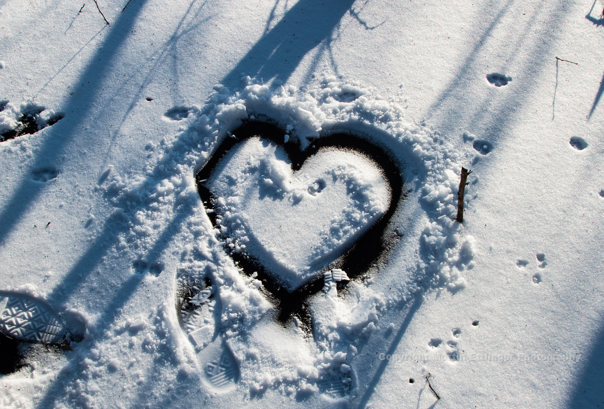 Canon EOS 500D (EOS Rebel T1i / EOS Kiss X3) sample photo. Heart tag at the frozen water surface with snow 10012017 photography