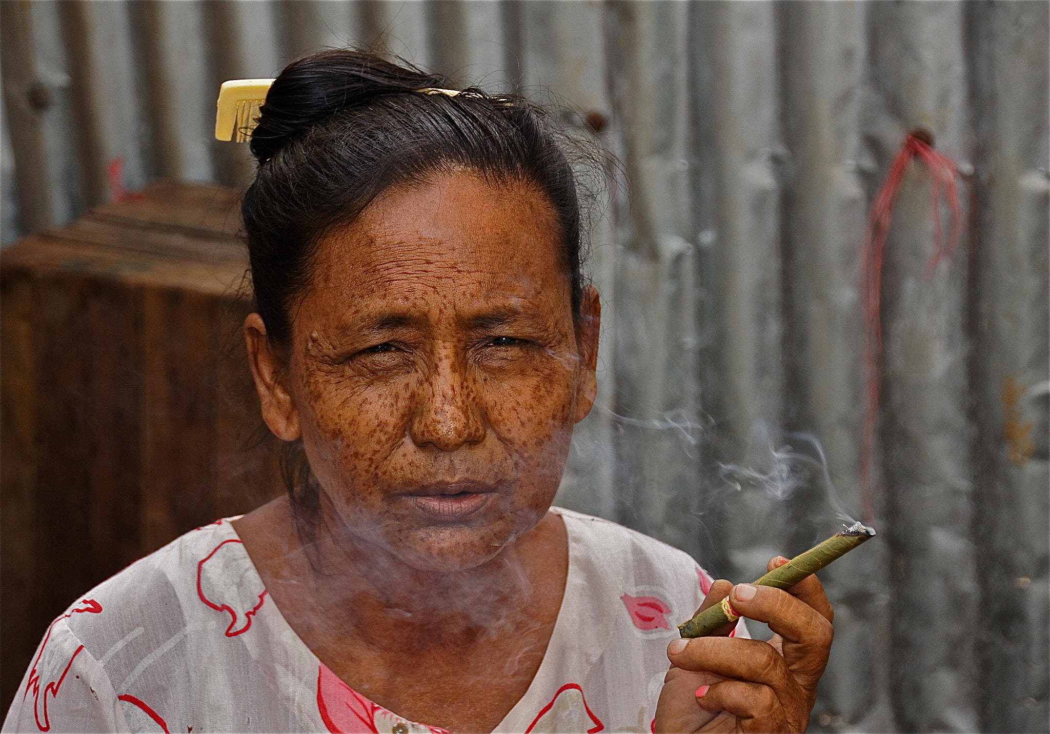 Tamron 18-270mm F3.5-6.3 Di II PZD sample photo. Burma 110 (faces of burma) smoking lady photography