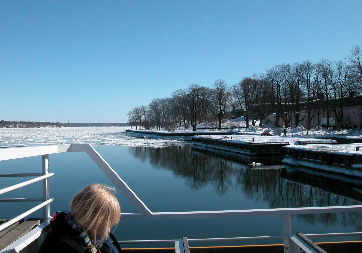 Nikon E5000 sample photo. Reading in cold photography