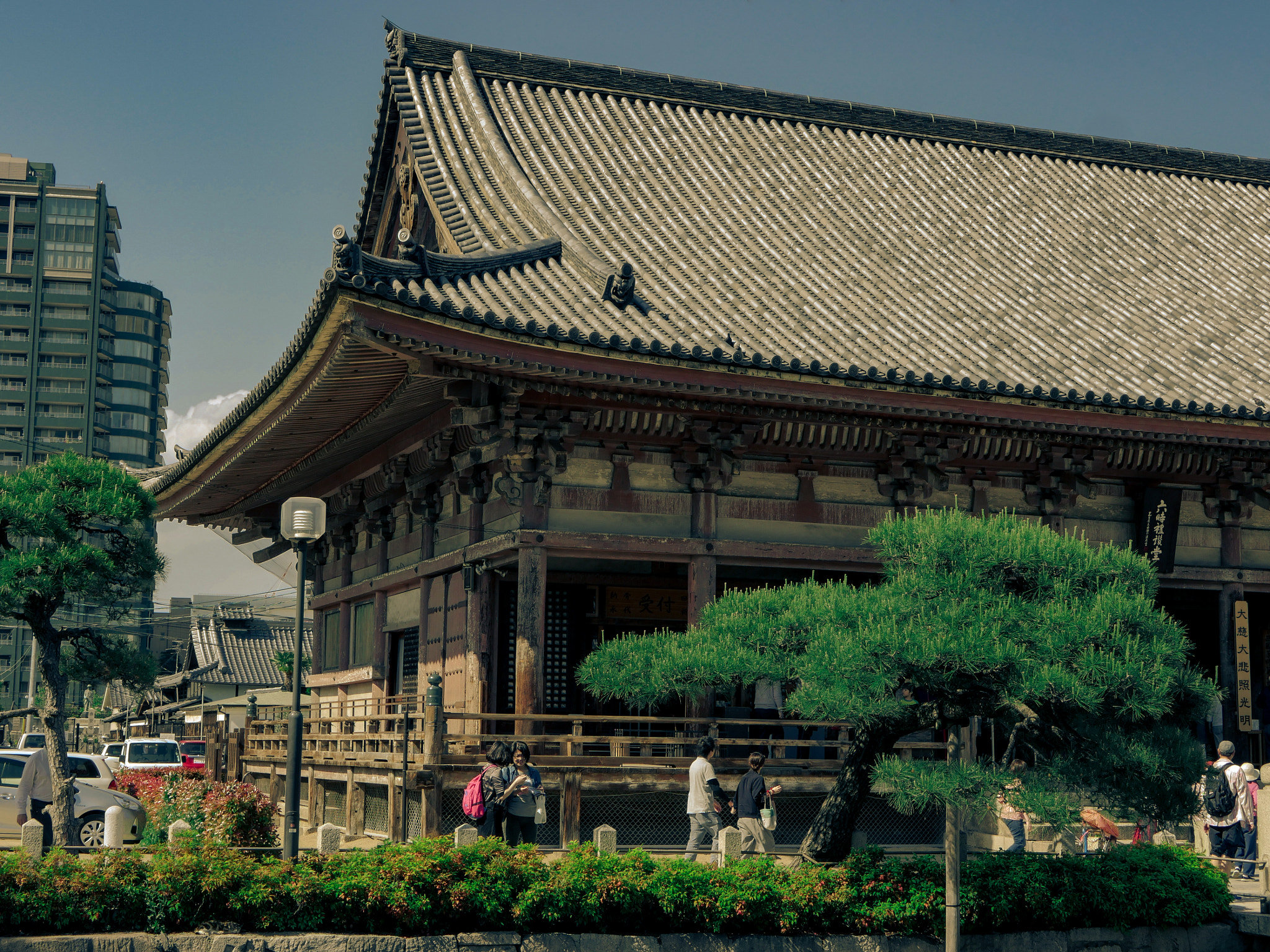 Panasonic Lumix DMC-GH4 + LUMIX G 25/F1.7 sample photo. Buddhist temple photography