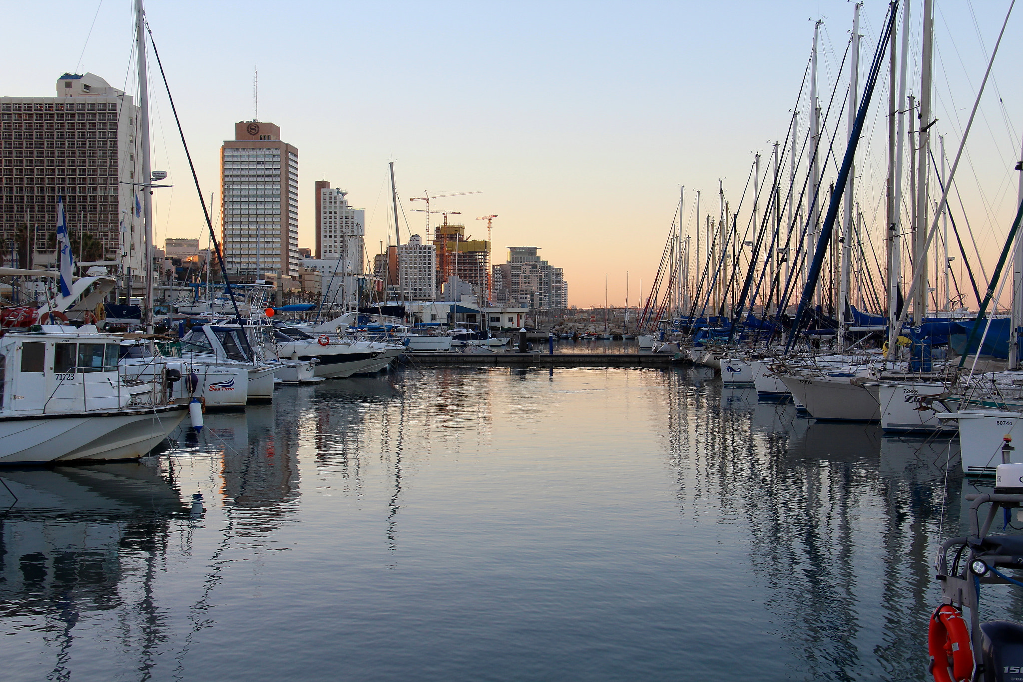 Canon EOS 1200D (EOS Rebel T5 / EOS Kiss X70 / EOS Hi) sample photo. Marina at sunrise photography