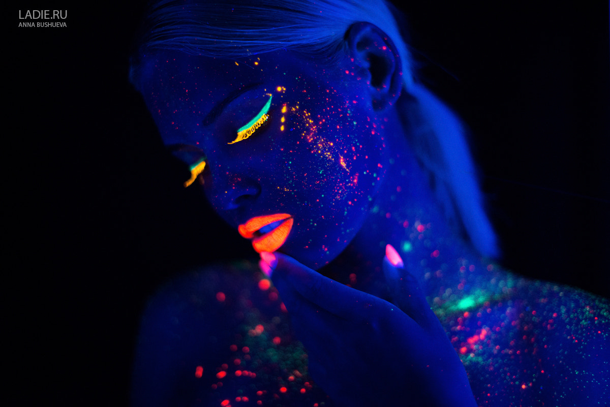 Nikon D800E + Nikon AF-S Nikkor 50mm F1.4G sample photo. Tanya in neon light photography