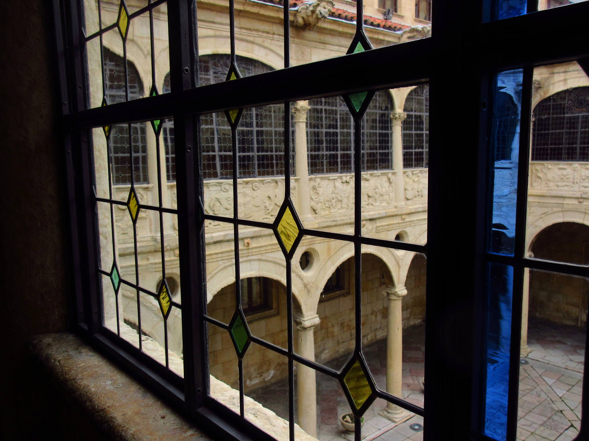Canon PowerShot ELPH 340 HS (IXUS 265 HS / IXY 630) sample photo. Window to the cloisters photography