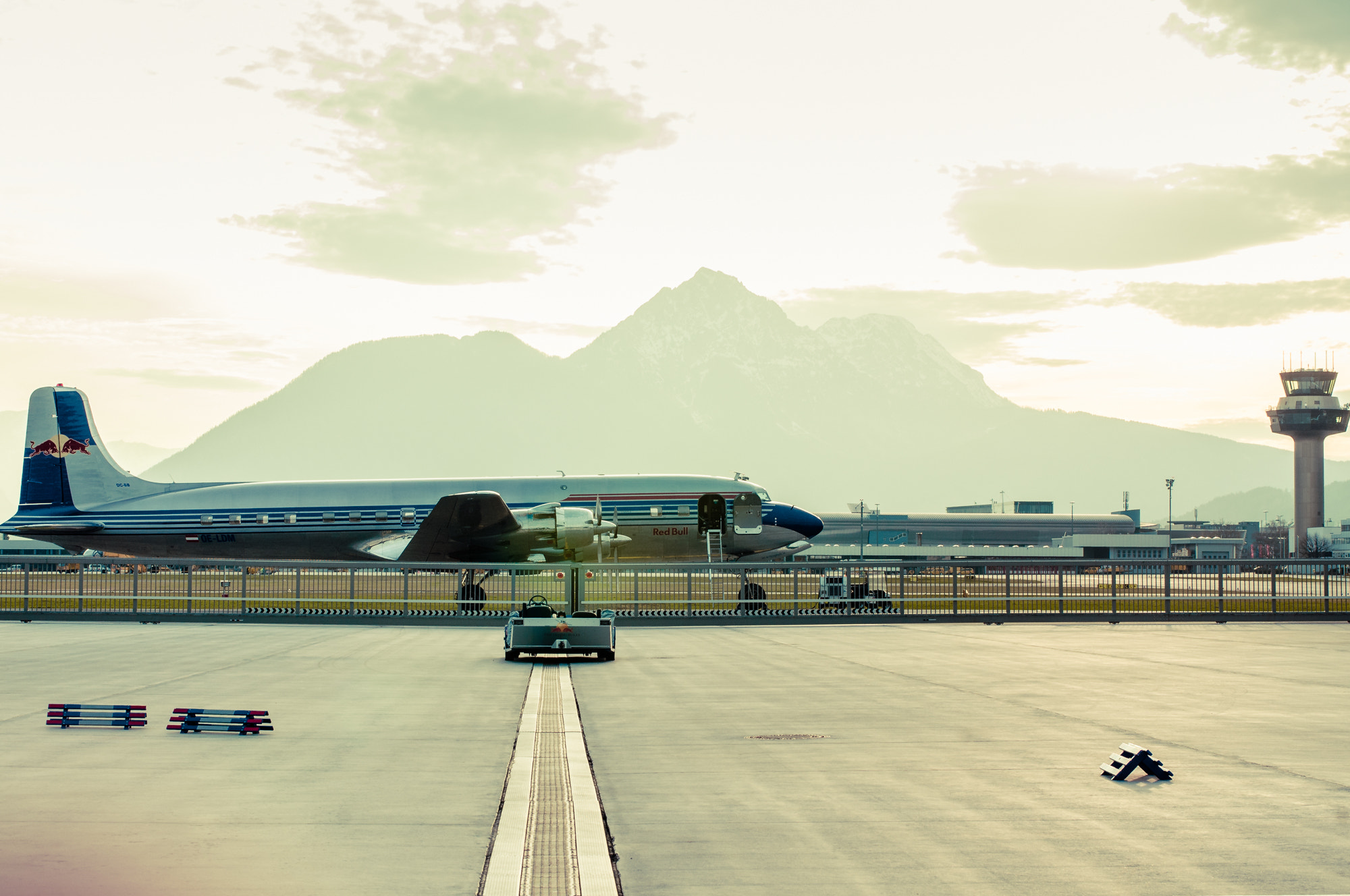 Nikon D300 sample photo. Hangar 7 with douglas dc-6b photography