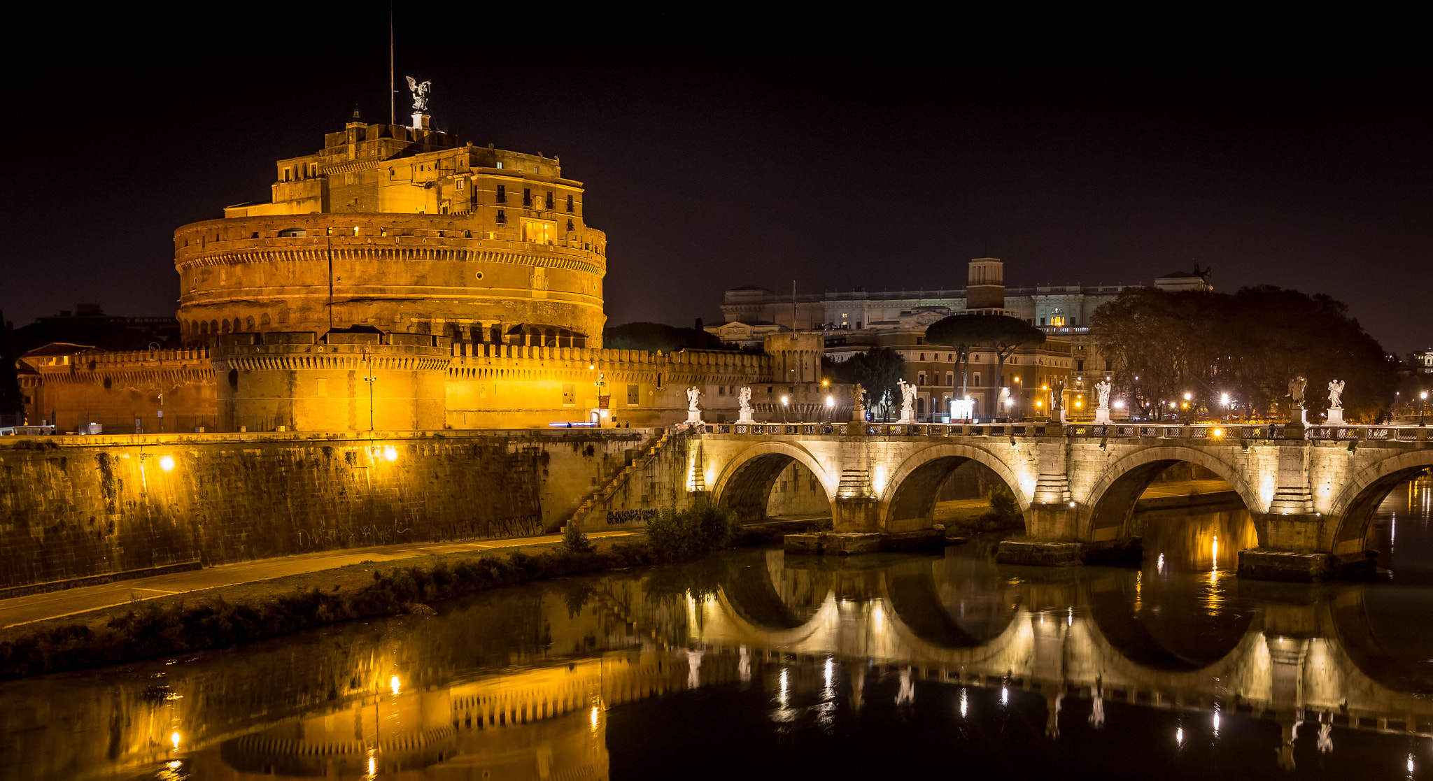 Canon EOS 650D (EOS Rebel T4i / EOS Kiss X6i) + Canon EF 17-40mm F4L USM sample photo. Picture of castel sant' angelo  and ponte sant' angelo in rome photography