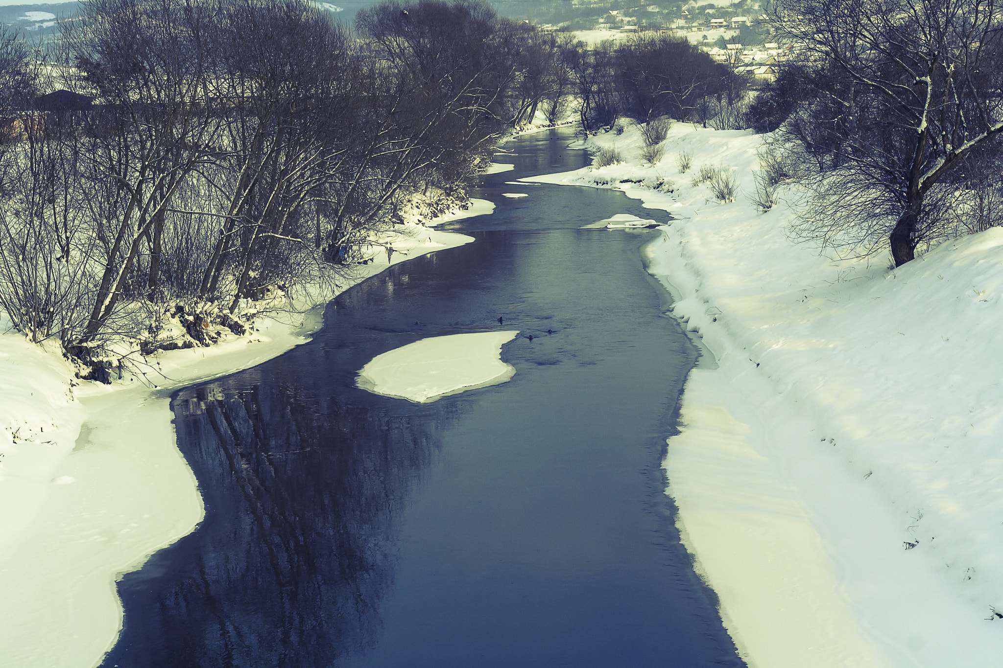 Canon EOS 1000D (EOS Digital Rebel XS / EOS Kiss F) sample photo. Winter in a frame photography